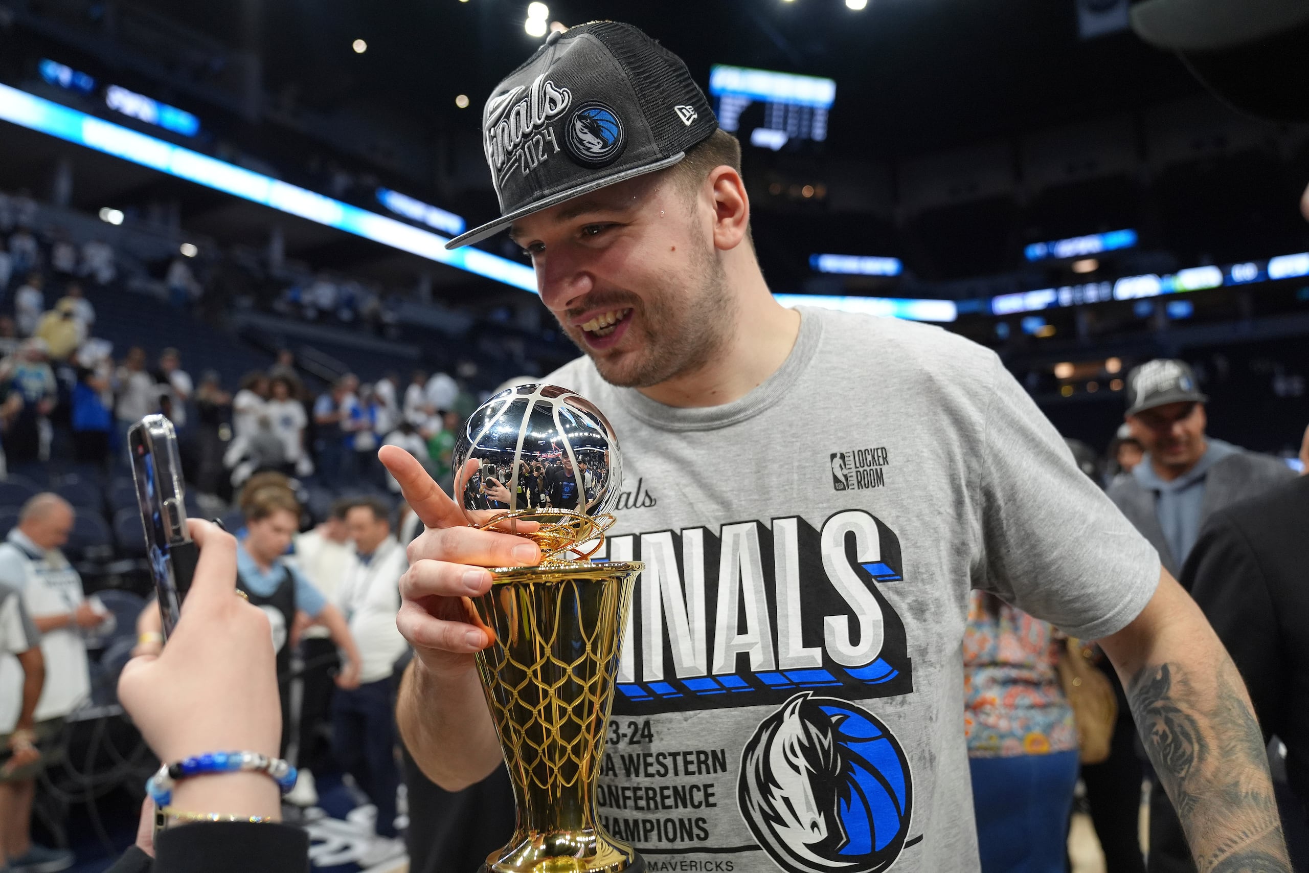 Luka Doncic, de los Mavericks de Dallas, celebra su primer pase a las finales de la NBA.
