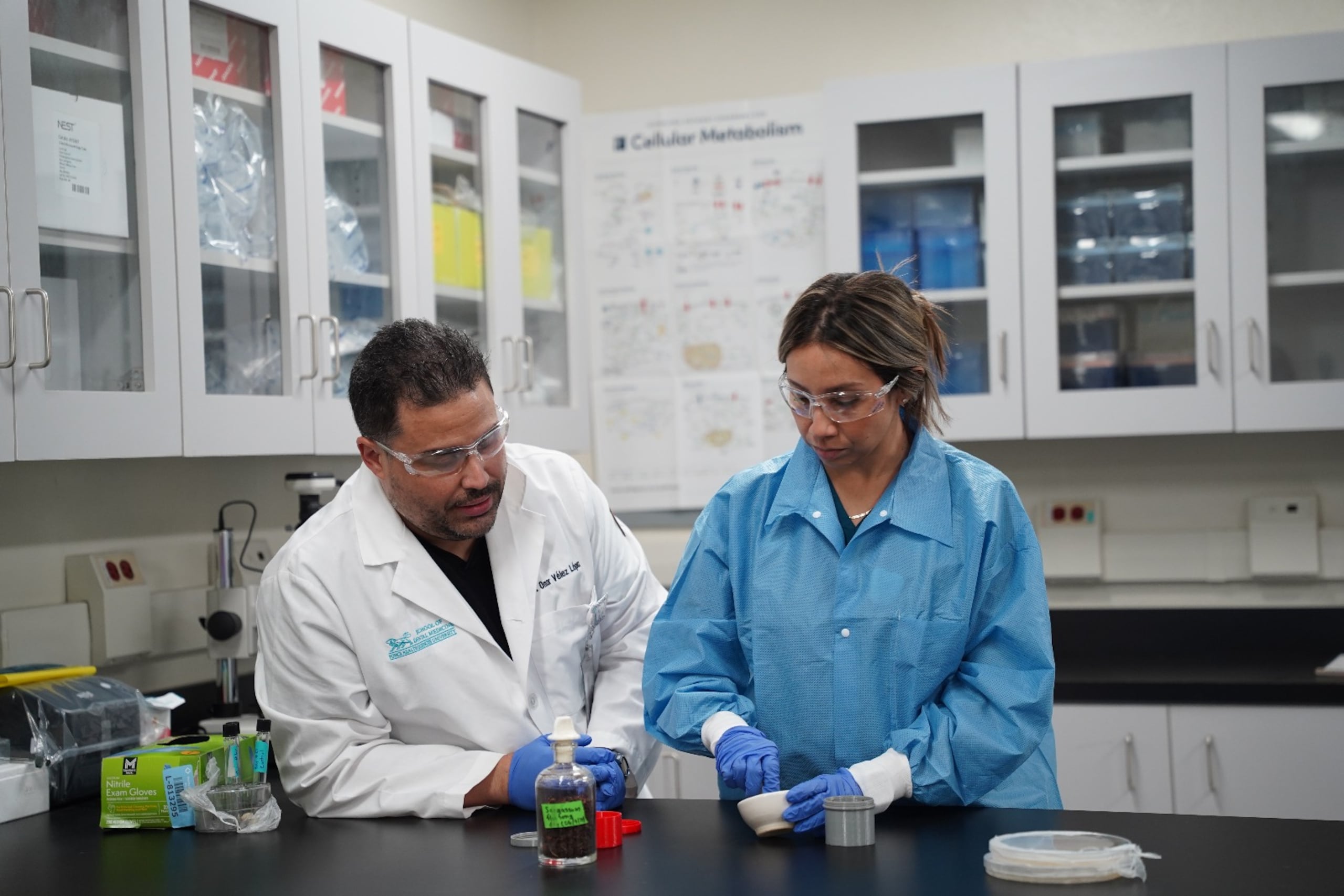 Omar Vélez López es el líder del equipo de universitarios investigadores de Microbiología.