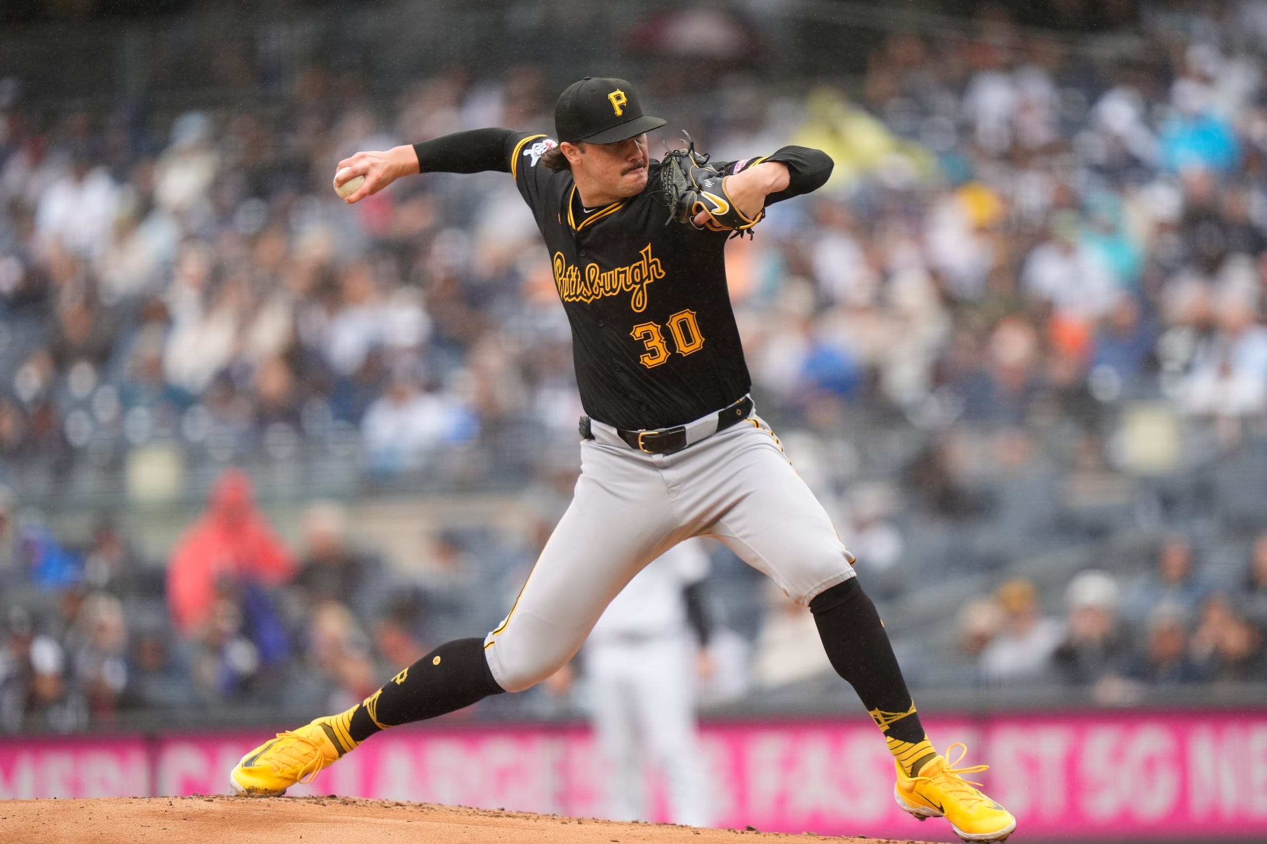Paul Skenes, de los Pirates de Pittsburgh, lanza en la primera entrada del encuentro ante los Yankees de Nueva York.