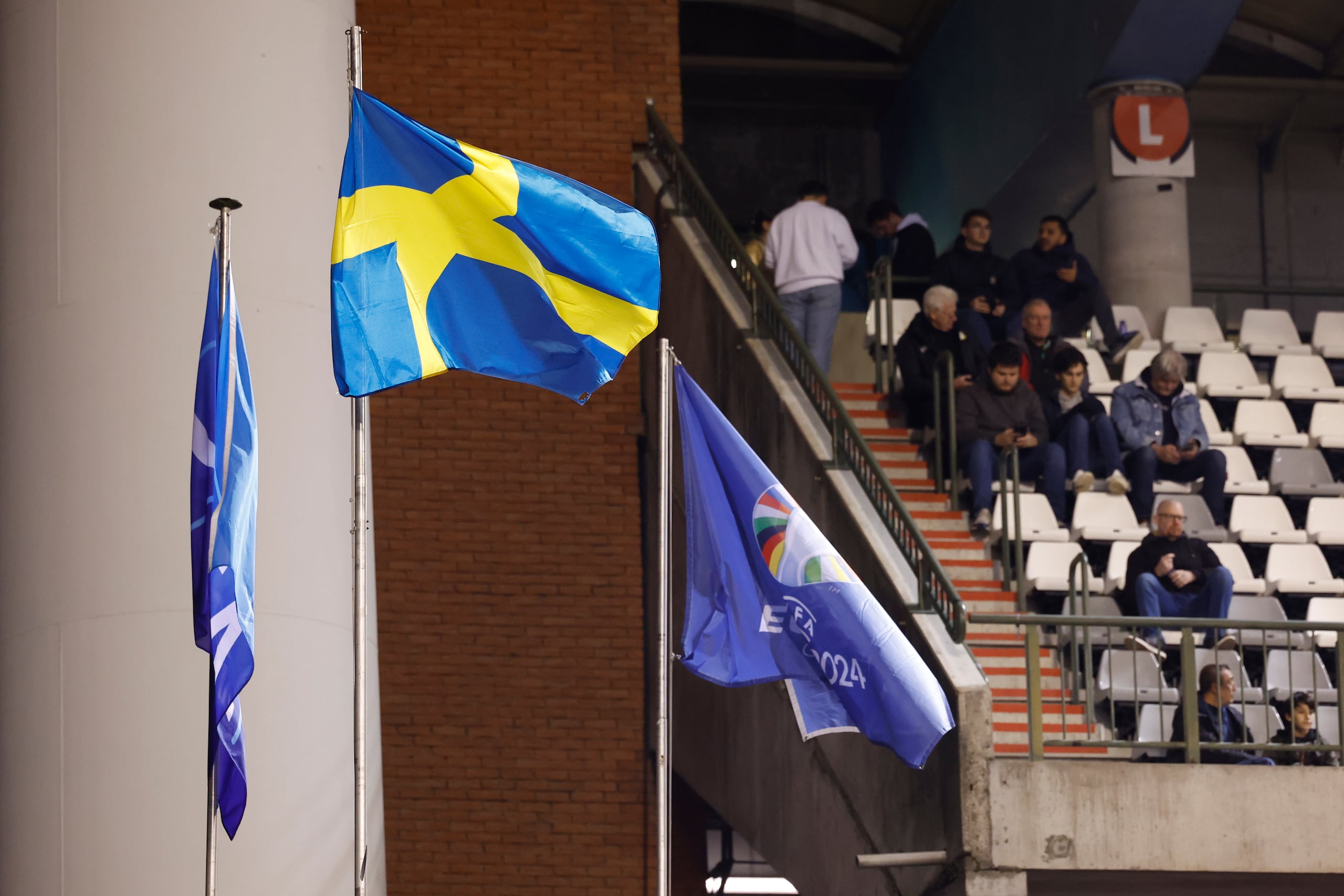 La bandera sueca en el mástil después de que el encuentro ent Bélgica y Suecia fue abandonado al medio tiempo tras un tiroteo en el centro de Bruselas antes del duelo del Grupo E de la eliminatoria al Campeonato Europeo el lunes 16 de octubre del 2023.