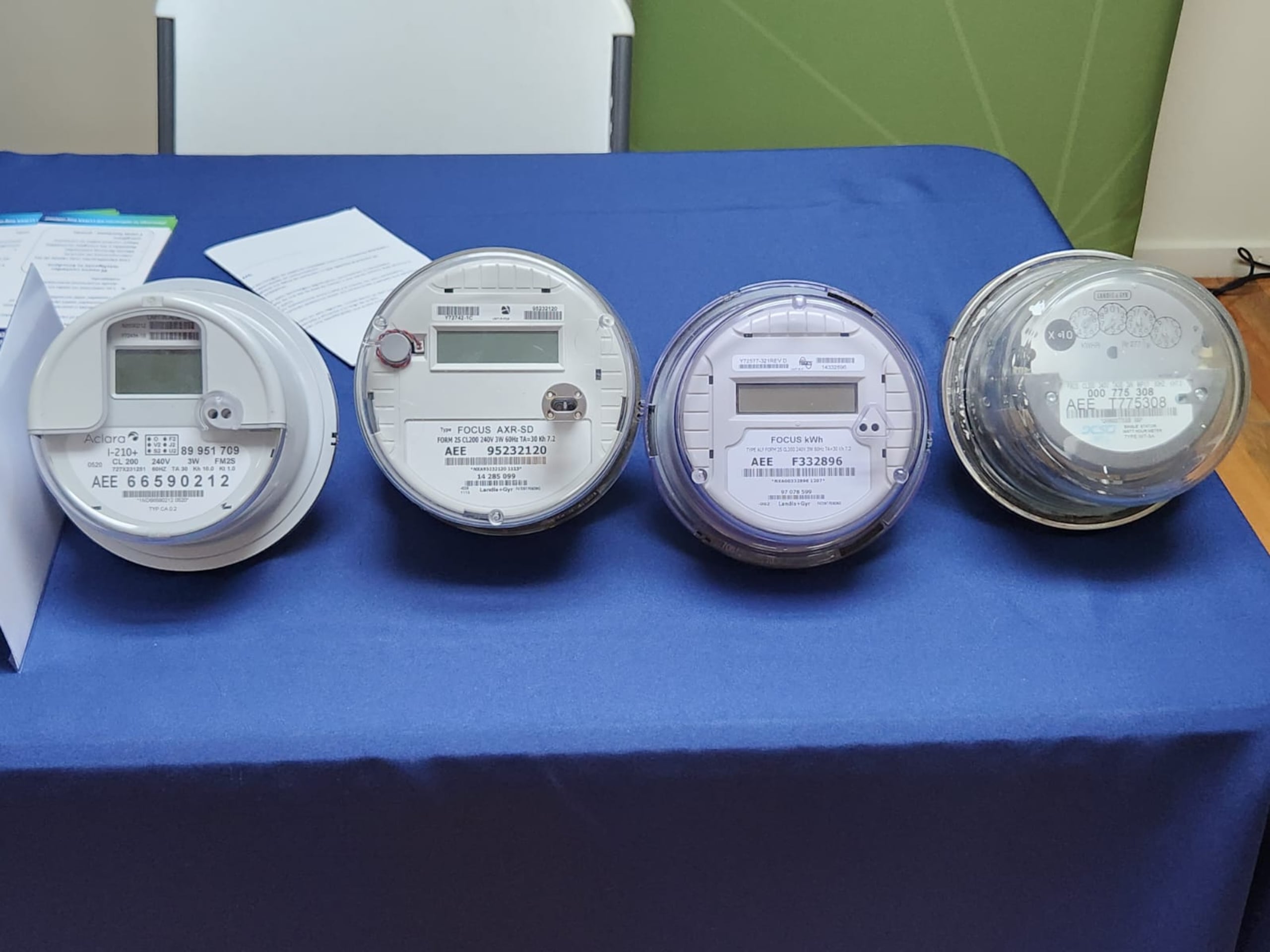 Varios modelos de contadores instalados en la actualidad en los hogares y que serán sustituidos por el contador inteligente.