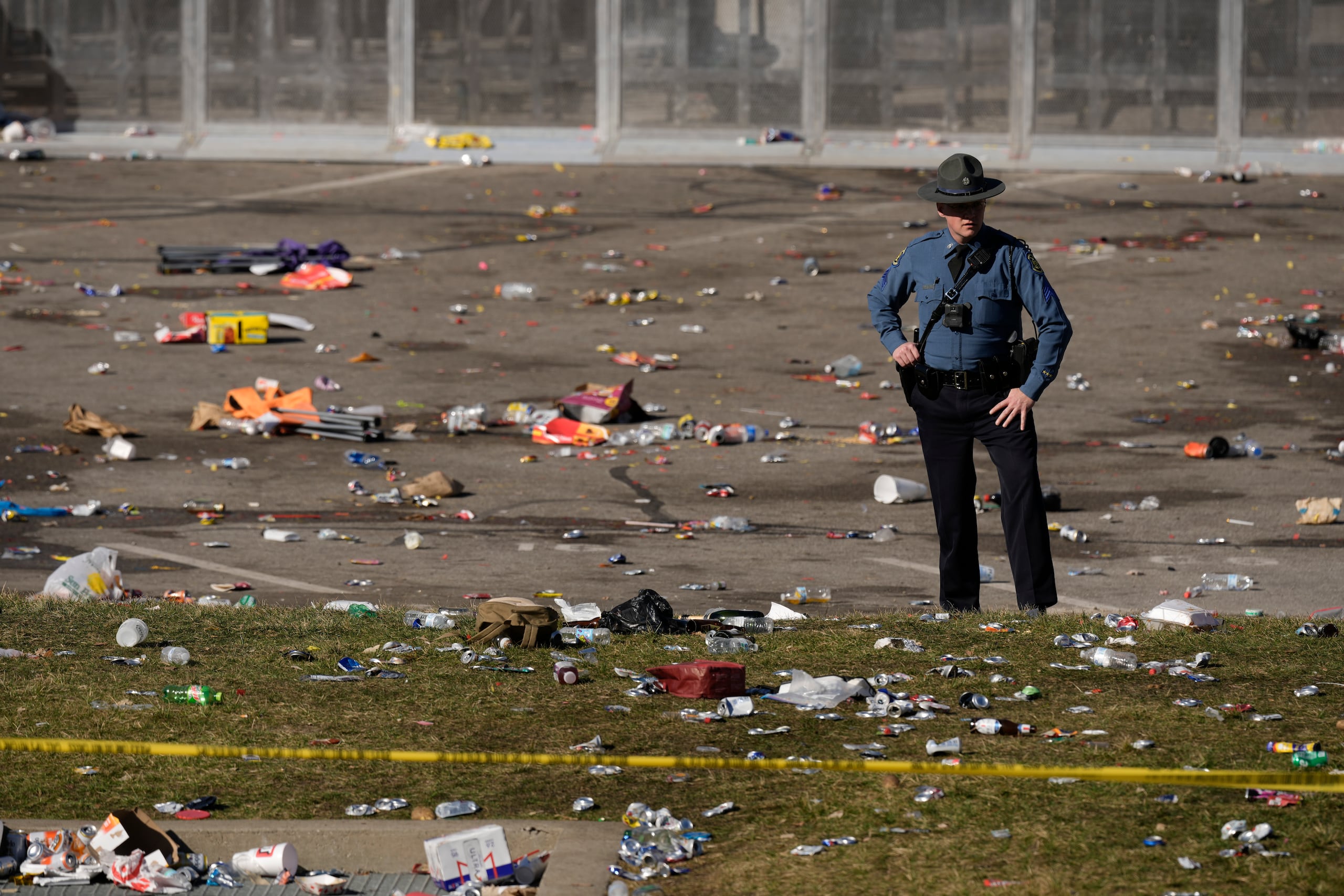 Un agente mira el lugar donde ocurrió un tiroteo durante el desfile del miércoles 14 de febrero de 2024, para festejar  el triunfo de los Chiefs de Kansas City en el Super Bowl.