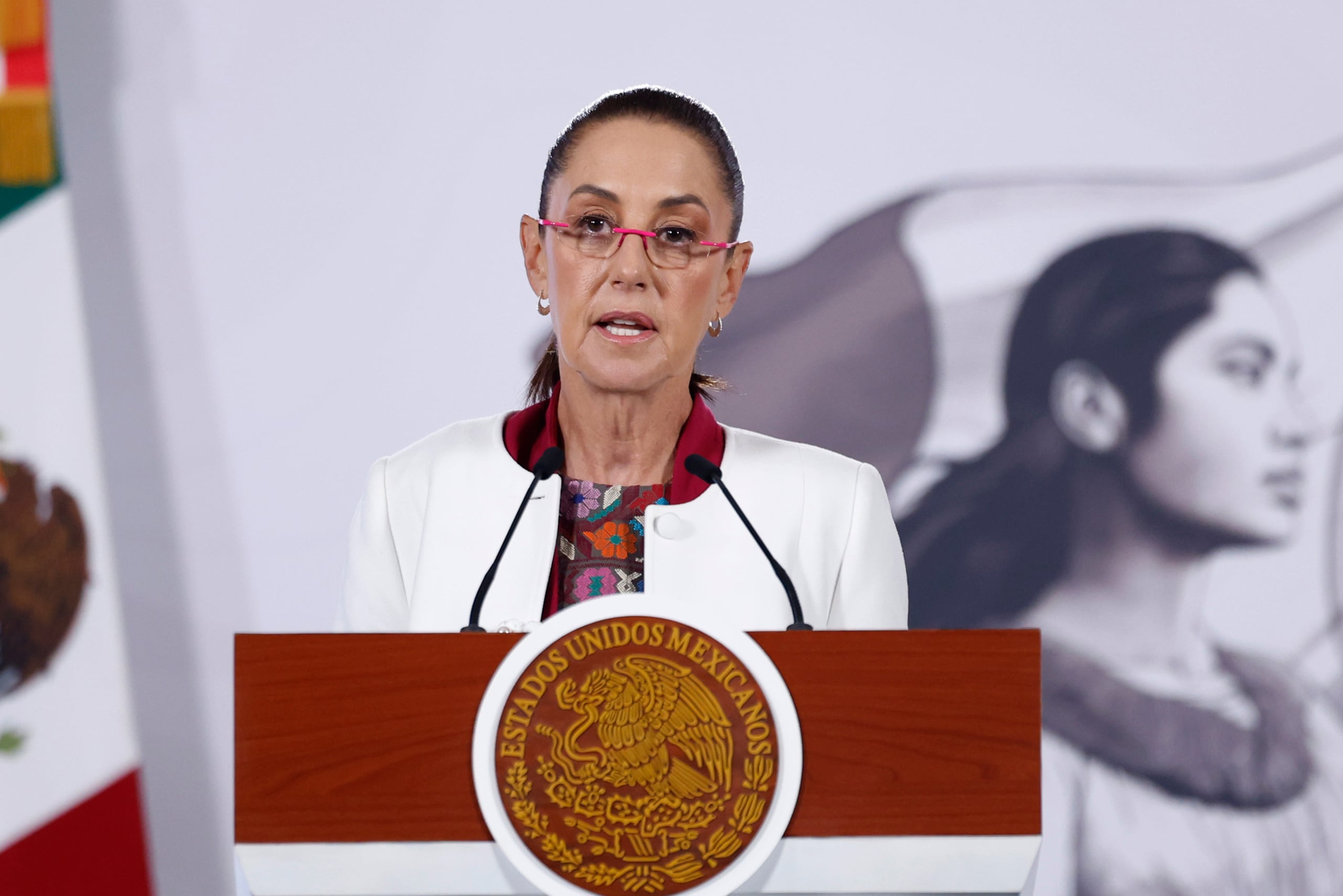 La presidenta de México, Claudia Sheinbaum, habla durante una rueda de prensa este lunes, en Palacio Nacional de la Ciudad de México (México). EFE/Sáshenka Gutiérrez