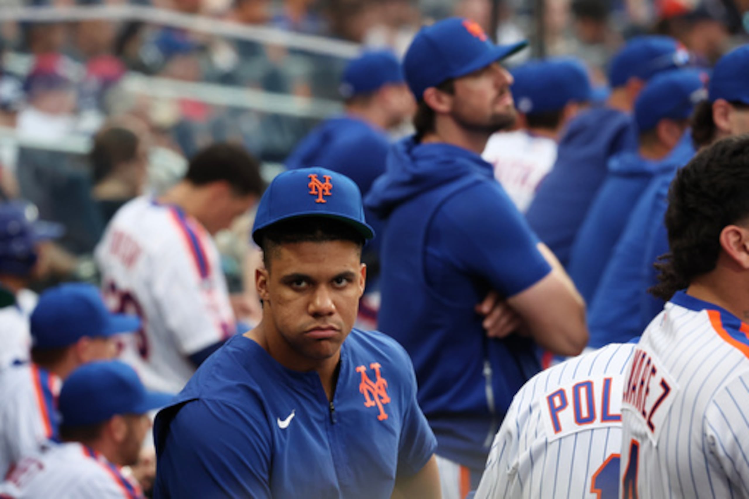 El jugador lesionado de los Mets de Nueva York, Juan Soto, observa desde el banquillo durante la novena entrada de un partido de béisbol contra los Marlins de Miami, el sábado 1 de agosto de 2026, en Nueva York. (Foto AP/Heather Khalifa)
