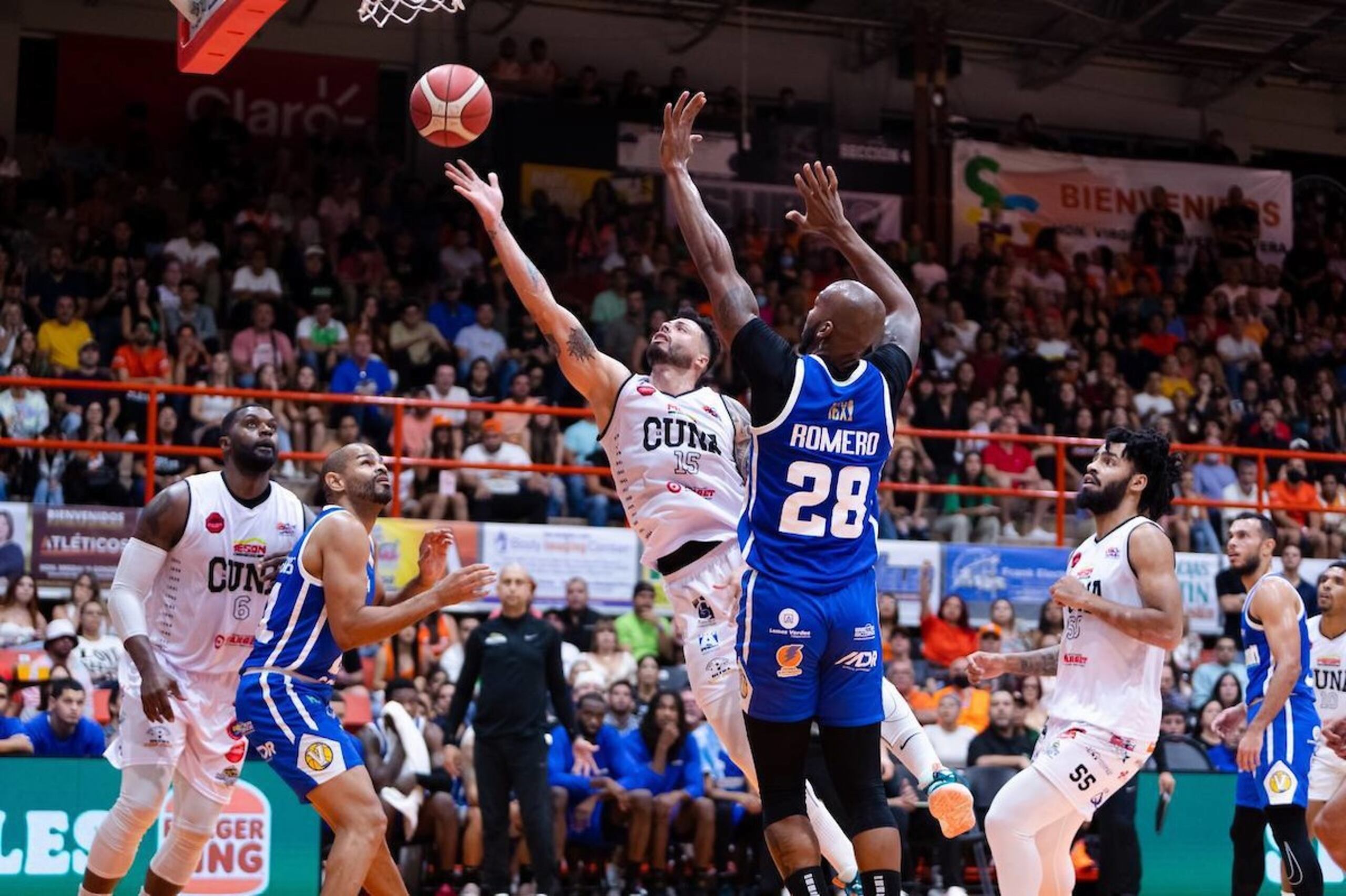 Luis "Pelacoco" Hernández, de los Atléticos, tira al canasto contra los Vaqueros durante el segundo partido de semifinales del BSN.