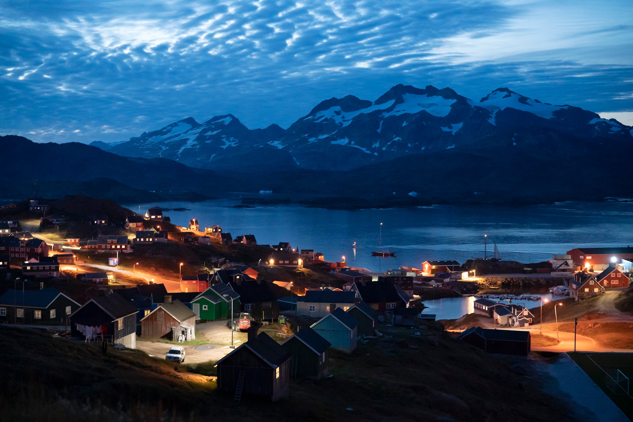 Viviendas iluminadas tras el anochecer en Tasiilaq, Groenlandia, el viernes 16 de agosto de 2019.
