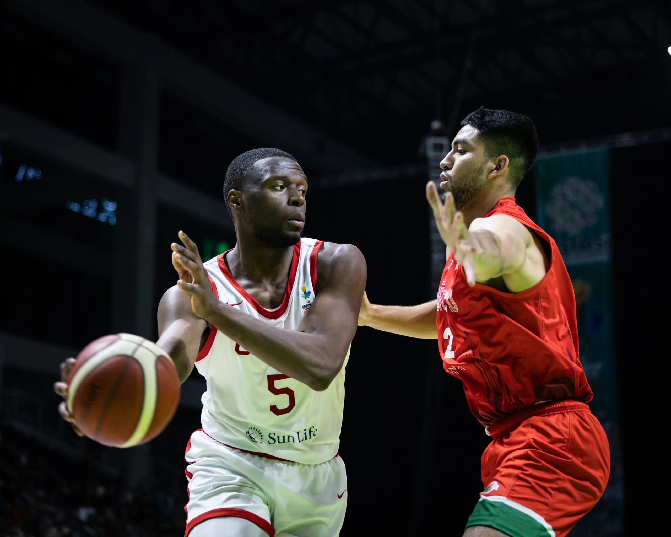 El canadiense Mfiondu Kabengele busca pasar el balón en juego de una ventana clasificatoria a la AmeriCup 2025.