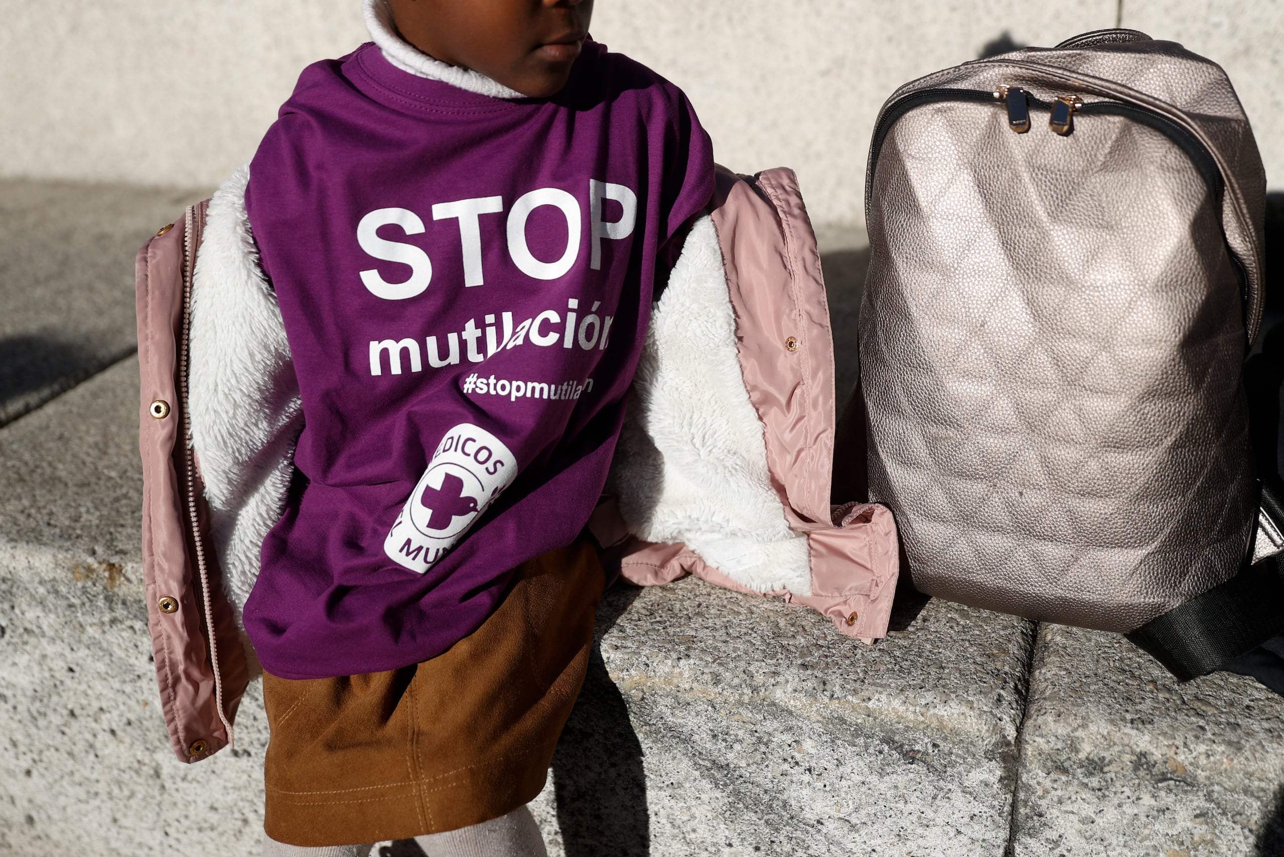 El fenómeno de la mutilación genital ha dado el salto desde África a países de Europa, donde algunas comunidades de origen africano lo practican en la clandestinidad, al igual que el matrimonio infantil.