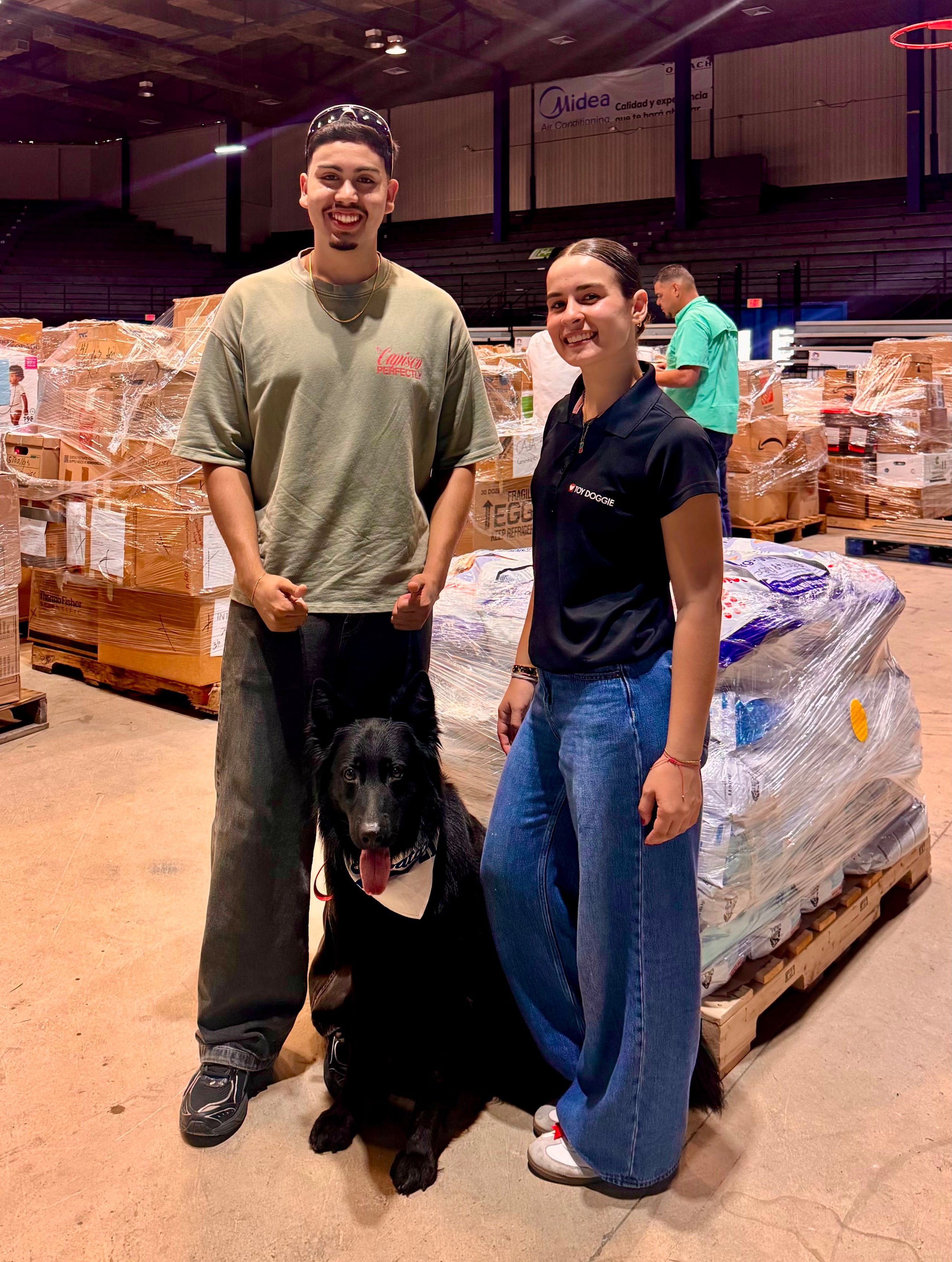 Jean Concepción Rivera y Yaideliz González Rosa, de la iniciativa "Impacto Positivo" de Toy Doggie, recogieron suministros y alimentos para mascotas junto a Salvatore, el "Bat Dog" de los Cangrejeros de Santurce.