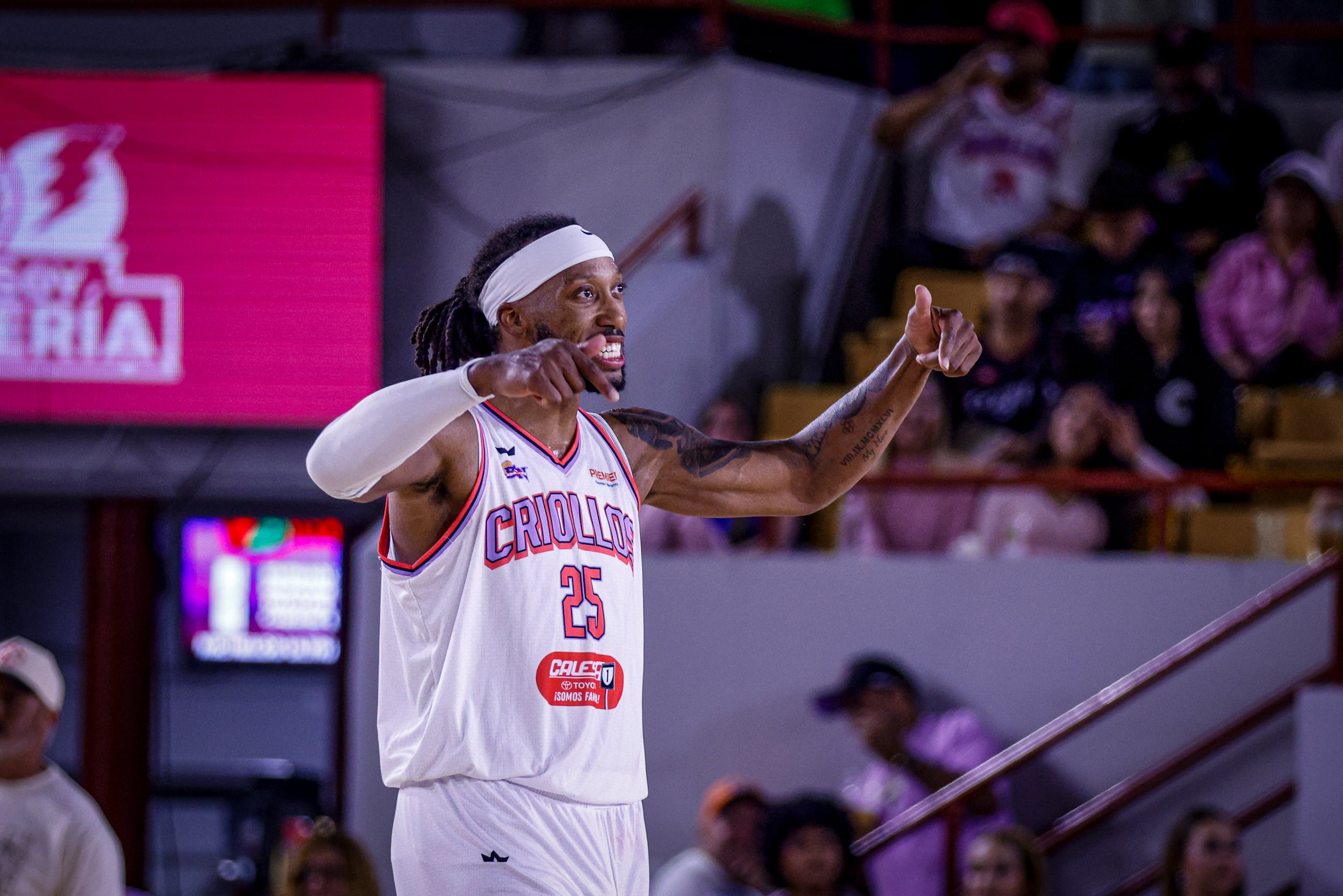 Akil Mitchell, refuerzo de los Criollos de Caguas, durante un juego en el Coliseo Roger Mendoza.