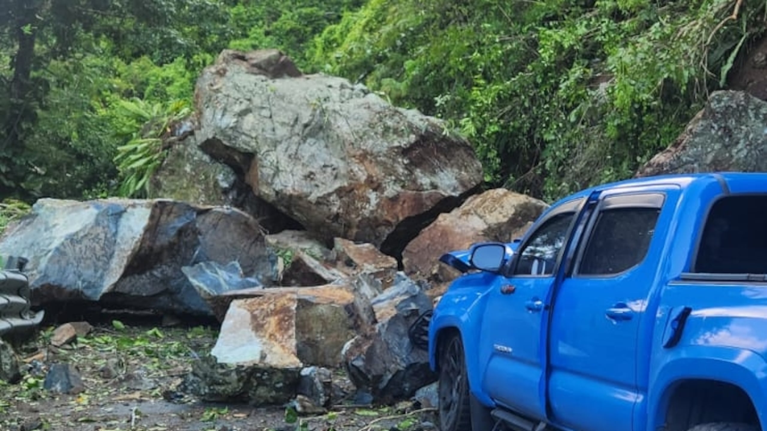 La carretera PR-167 en el kilómetro 4.9 está cerrada al tránsito debido a un derrumbe, en el barrio Doña Elena, en Comerío.