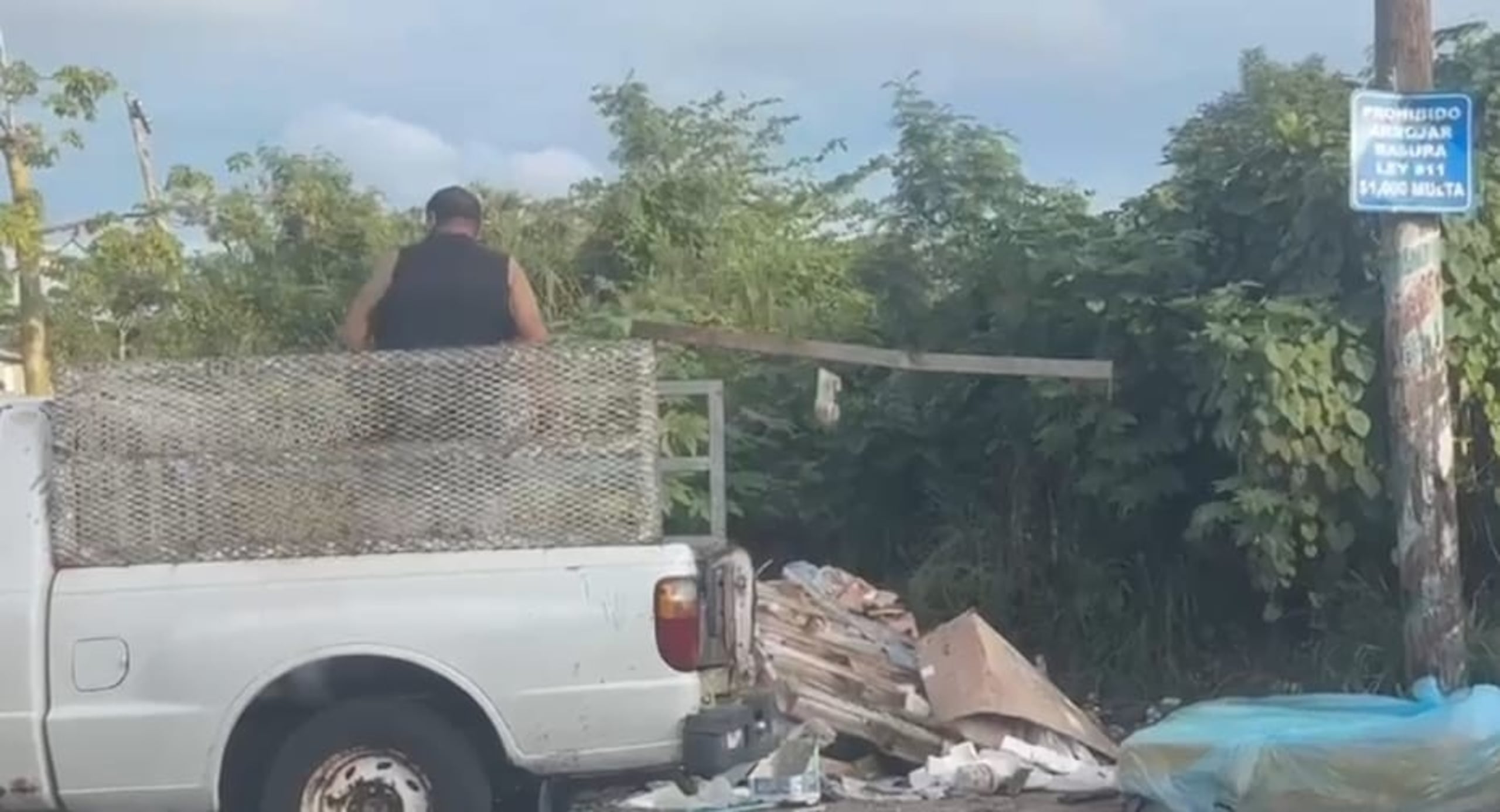 En los visuales puede verse a un hombre lanzando escombros a pasos de un rótulo que advierte que esta prohibido arrojar basura en el lugar.