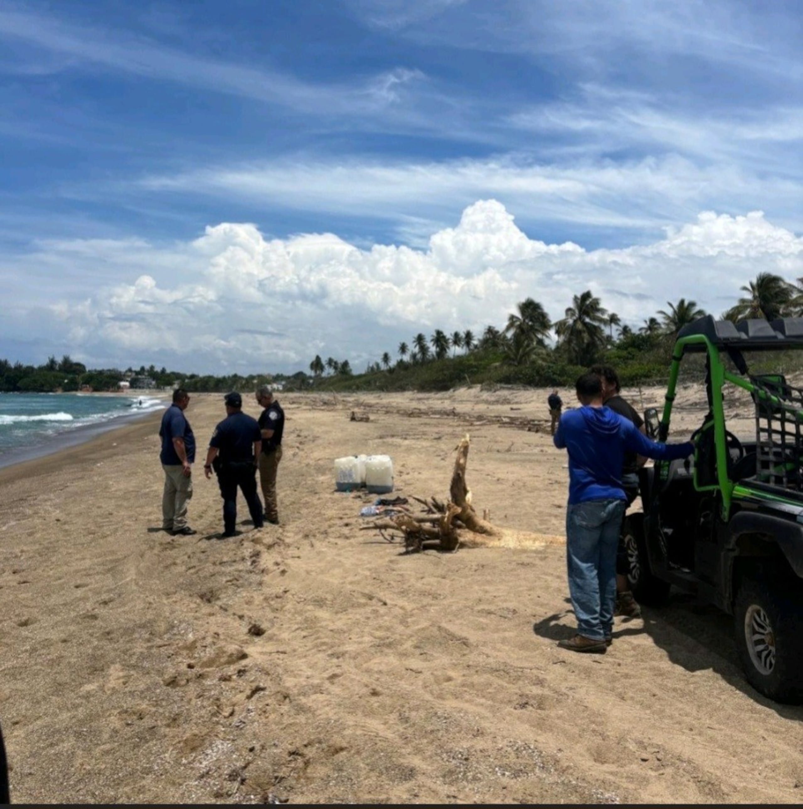 La yola llegó por la parte posterior del Parque del Norte, en Hatillo y unas 15 personas salieron corriendo.