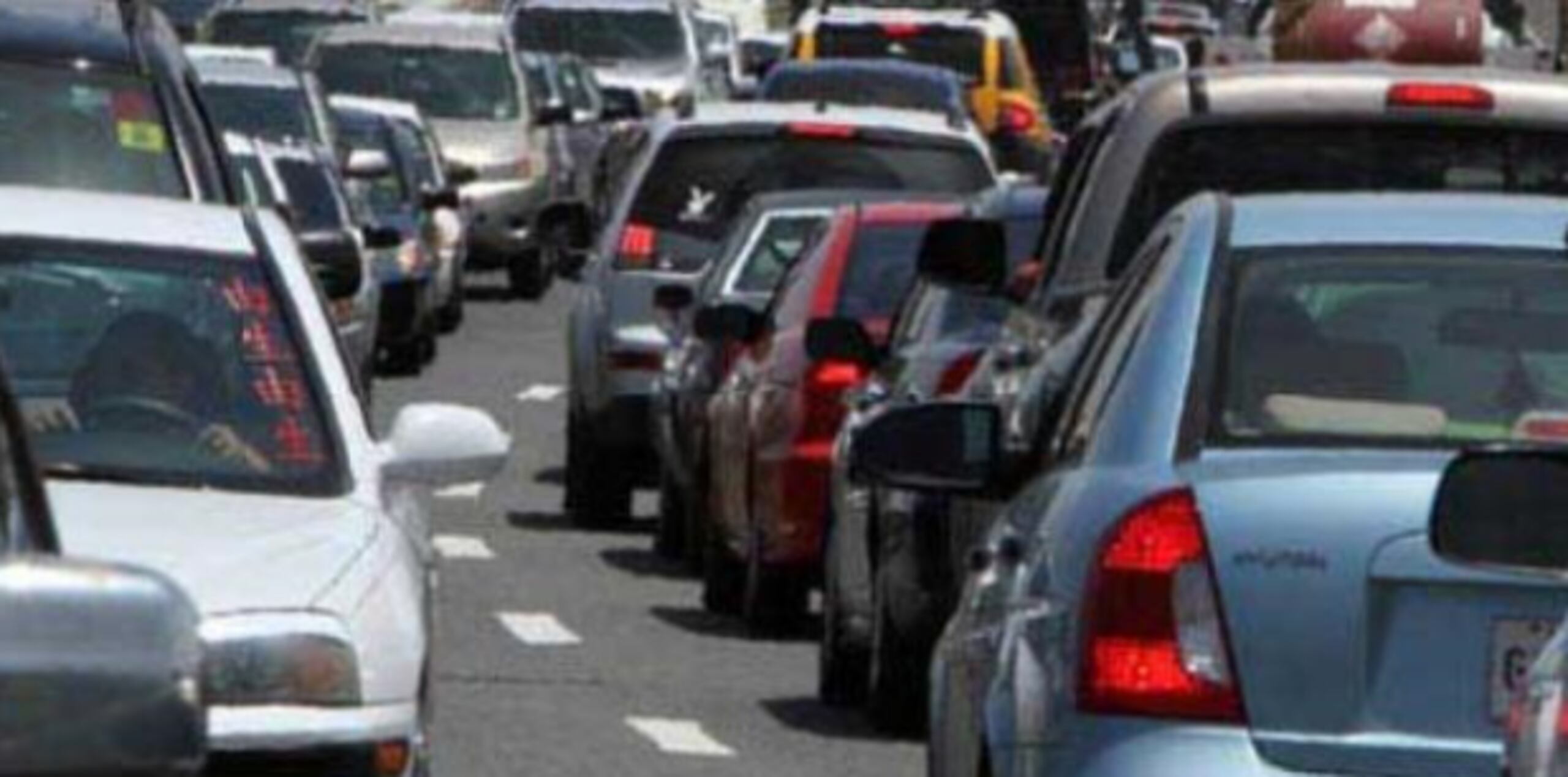 El autor de la medida planteó que a diario se pueden ver tapones y accidentes producto del alza en el flujo de carros por la carretera PR-1 y autopista PR-52 especialmente de Juana Díaz a Ponce en la mañana y de Ponce a Juana Díaz en la tarde. (Archivo)