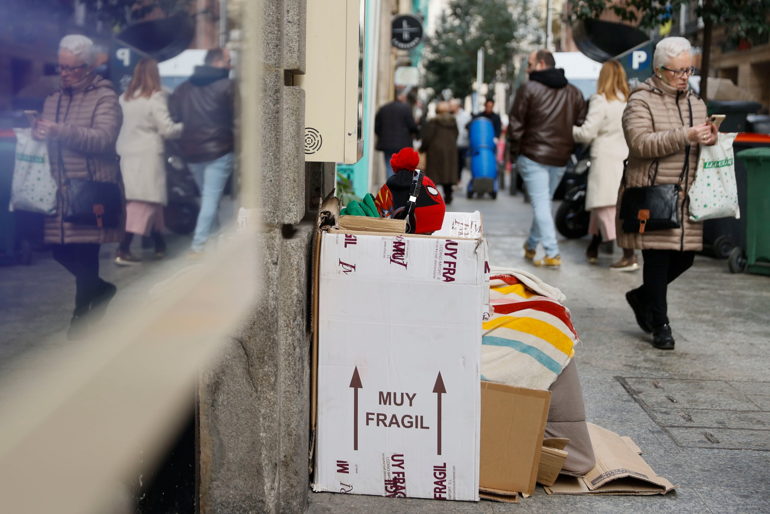 Foto de archivo de una persona sin hogar que se resguarda del frío con cartones en Madrid. EFE/Mariscal