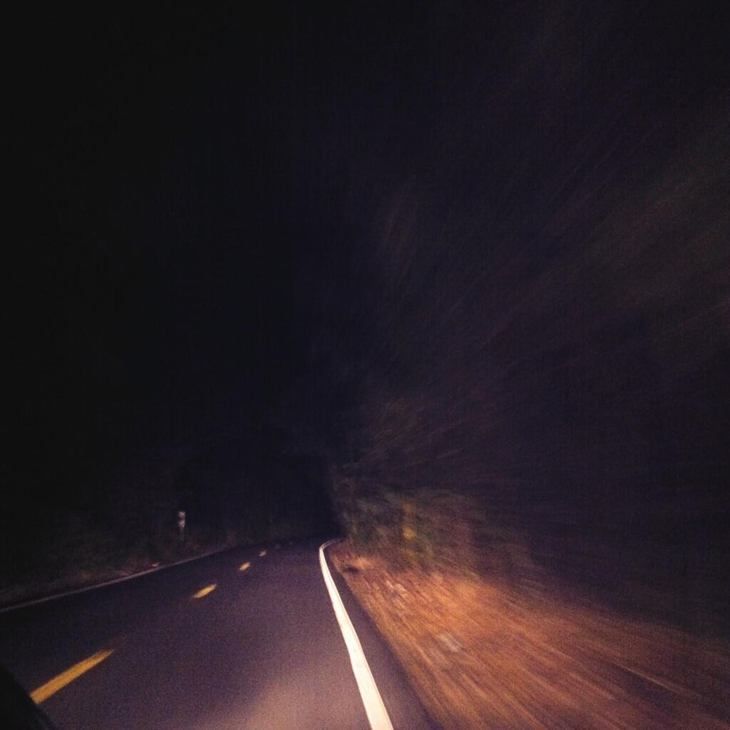 Carretera a oscuras por falta de alumbrado.