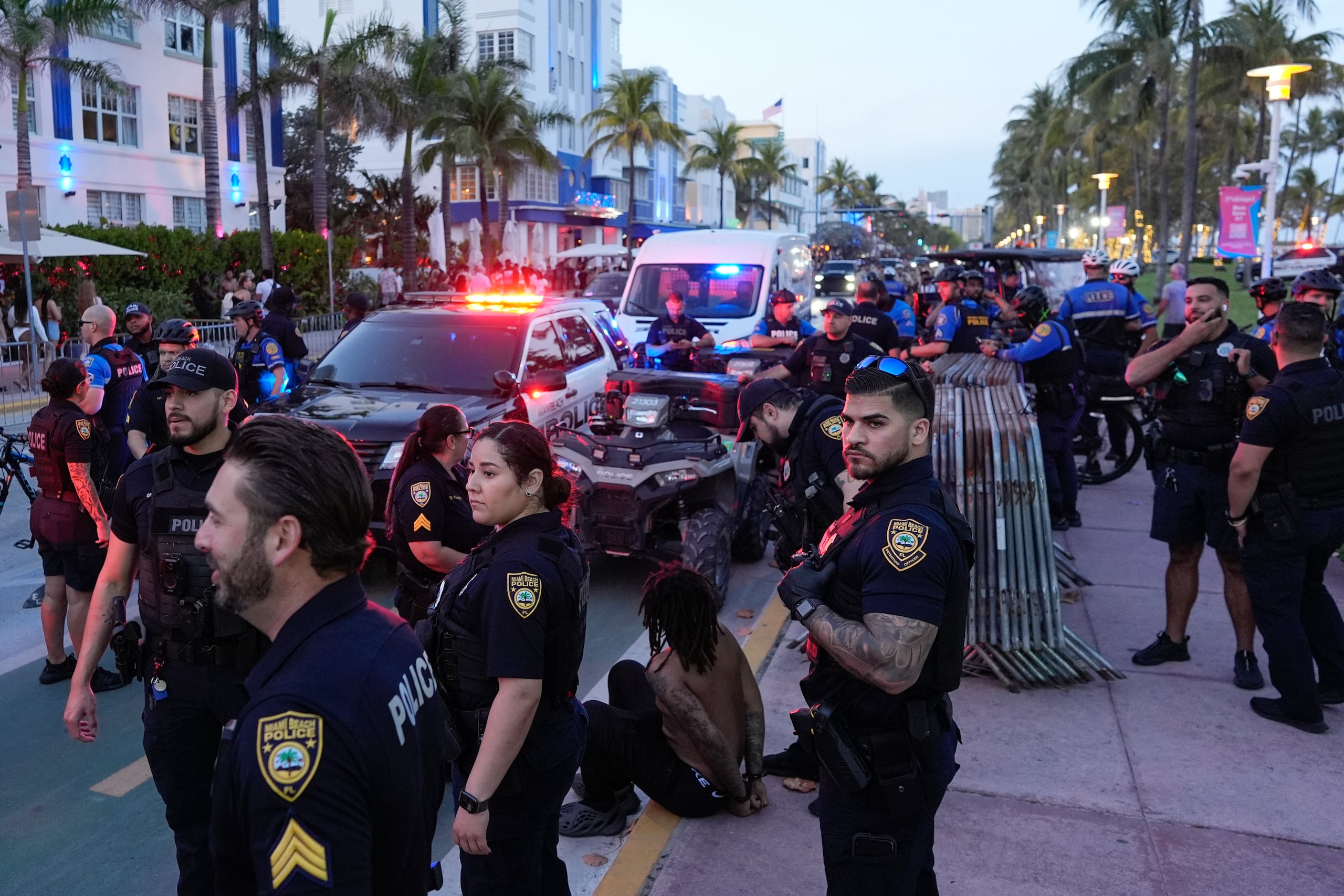 La mayoría de las actividades se concentran en un tramo de 10 cuadras de Ocean Drive, conocido por sus hoteles Art Deco, restaurantes y discotecas.