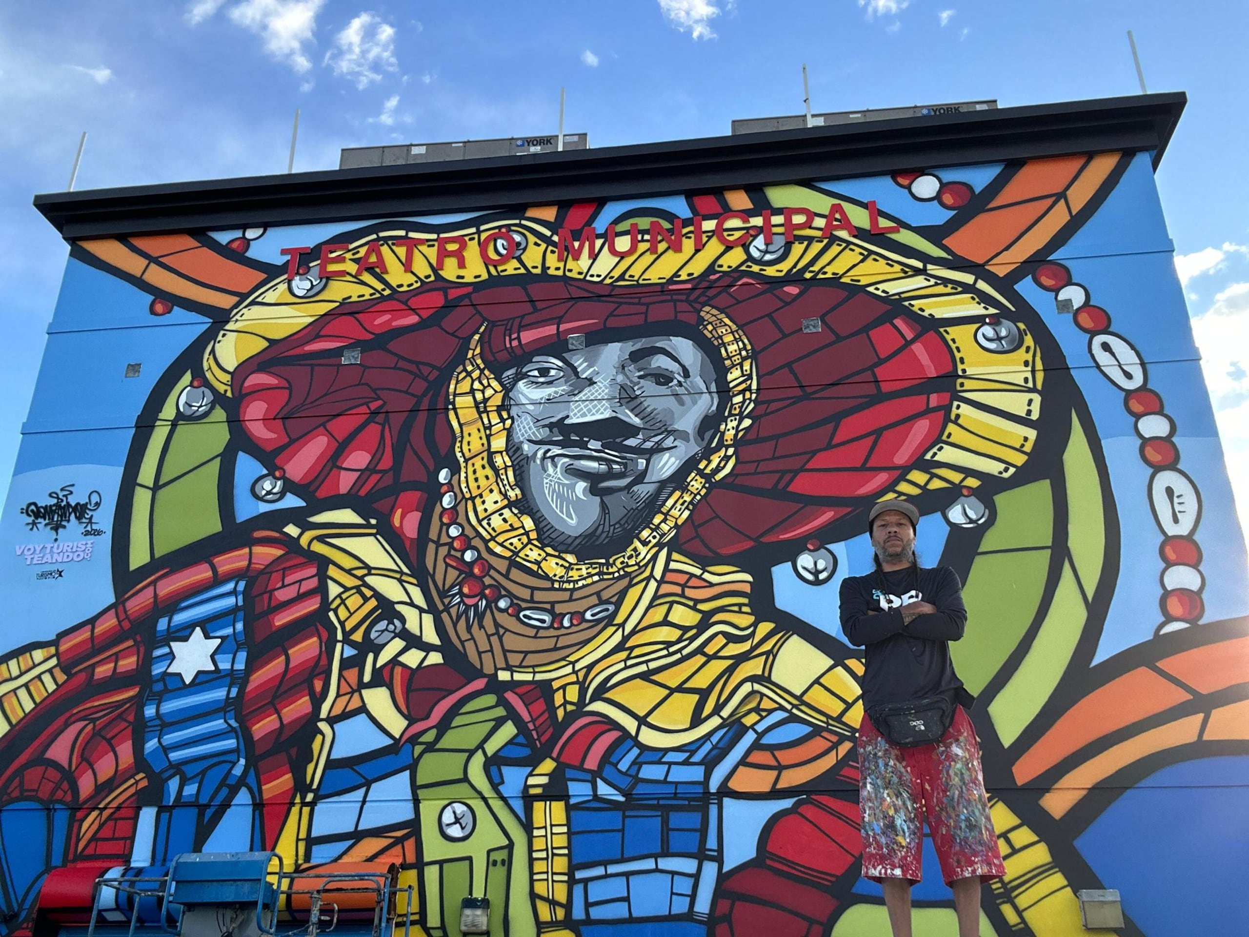 El teatro municipal José A. Monrouzeau de Hatillo estrena una refrescante imagen al exhibir una obra muralista realizada por el artista Edwin “Don Rimx” Sepúlveda.