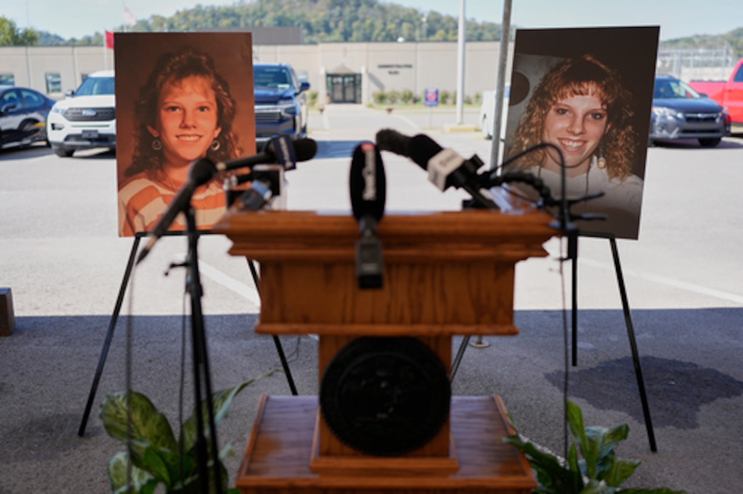 Las fotografías de Colleen Slemmer, asesinada en 1995, se exponen en el exterior del centro penitenciario de máxima seguridad de Riverbend antes de la ejecución prevista de Christa Pike, el miércoles 30 de septiembre de 2026, en Nashville, Tennessee. (Foto AP/George Walker IV)
