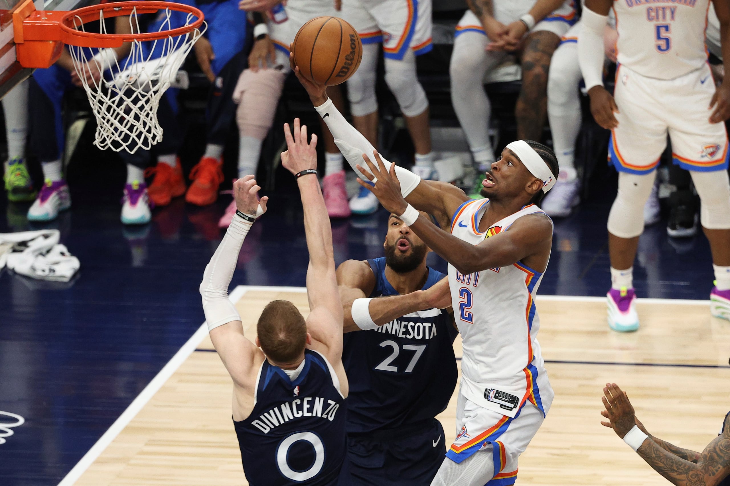 El base del Thunder de Oklahoma City Shai Gilgeous-Alexander salta para anotar frente a Donte DiVincenzo y Rudy Gobert de los Timberwolves de Minnesota en el juego 4 de las Finales de la Conferencia Oeste el lunes 26 de mayo del 2025.