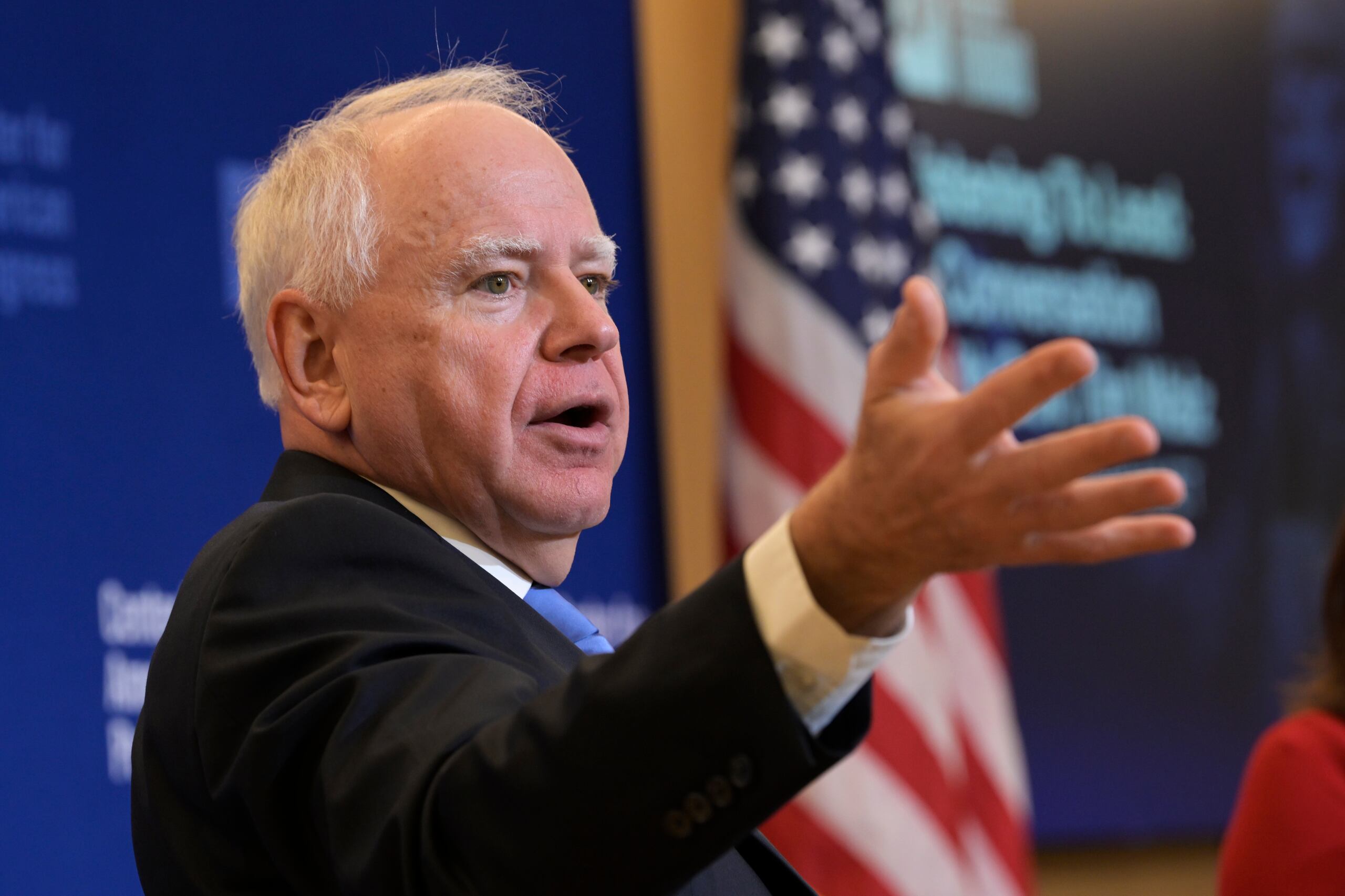 Walz sostuvo que "la investigación del Departamento de Justicia es impulsada por las demandas de rendición de cuentas ante la violencia, el caos y el asesinato de Renee Good".