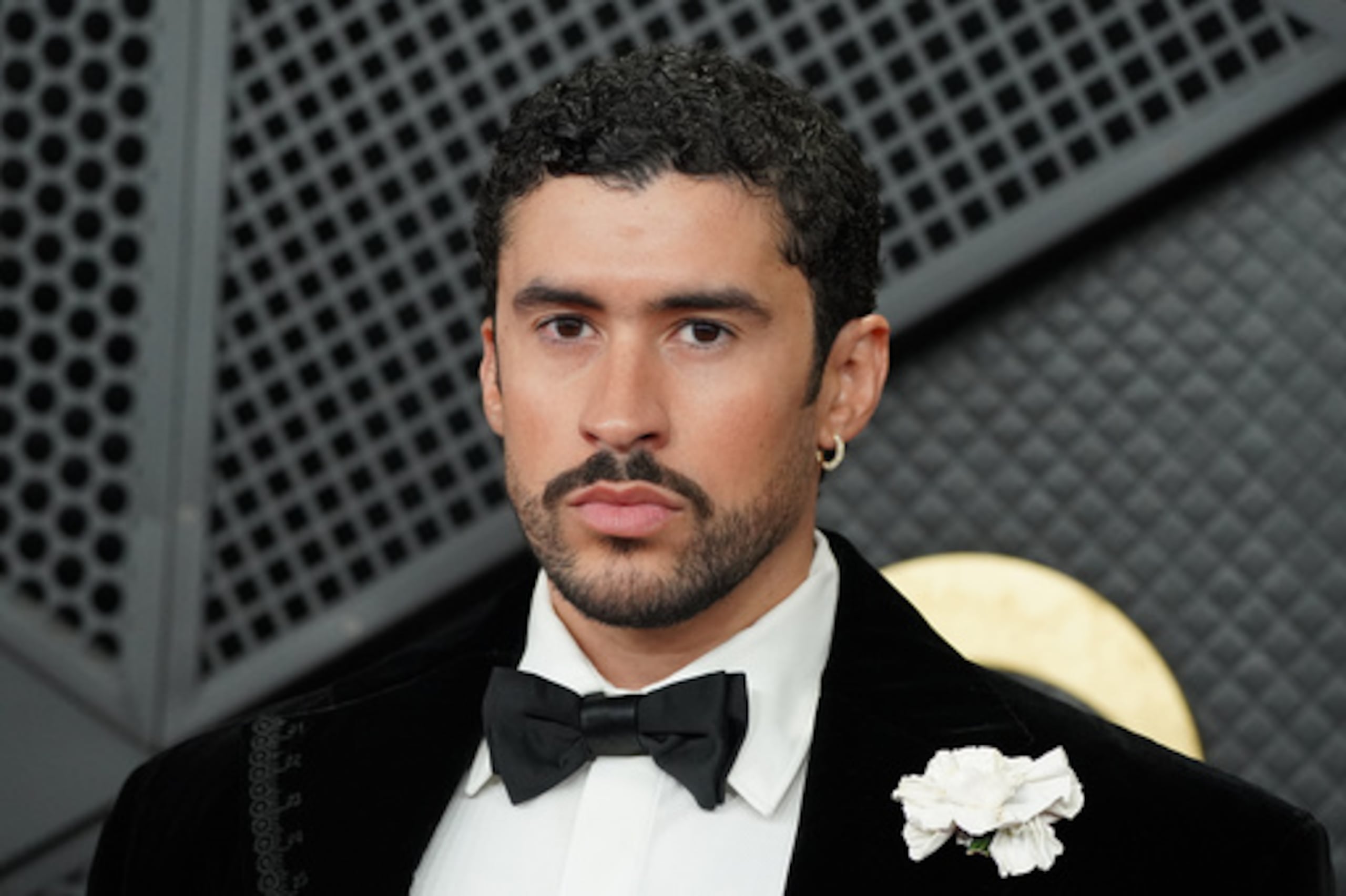 Bad Bunny llega a la 68 edición de los premios Grammy el domingo 1 de febrero de 2026, en Los Ángeles. (Foto de Jordan Strauss/Invision/AP)