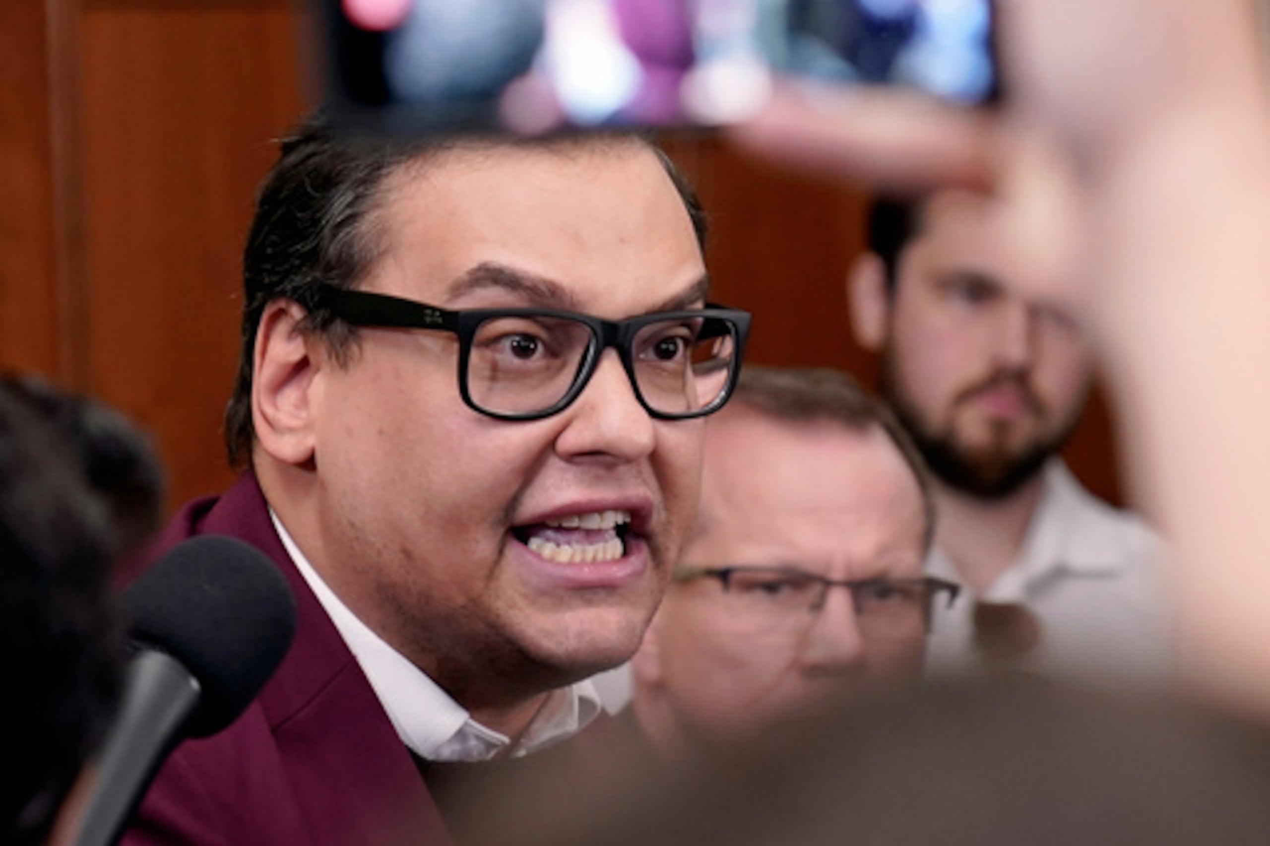 George Santos habla con la prensa en el Capitolio.