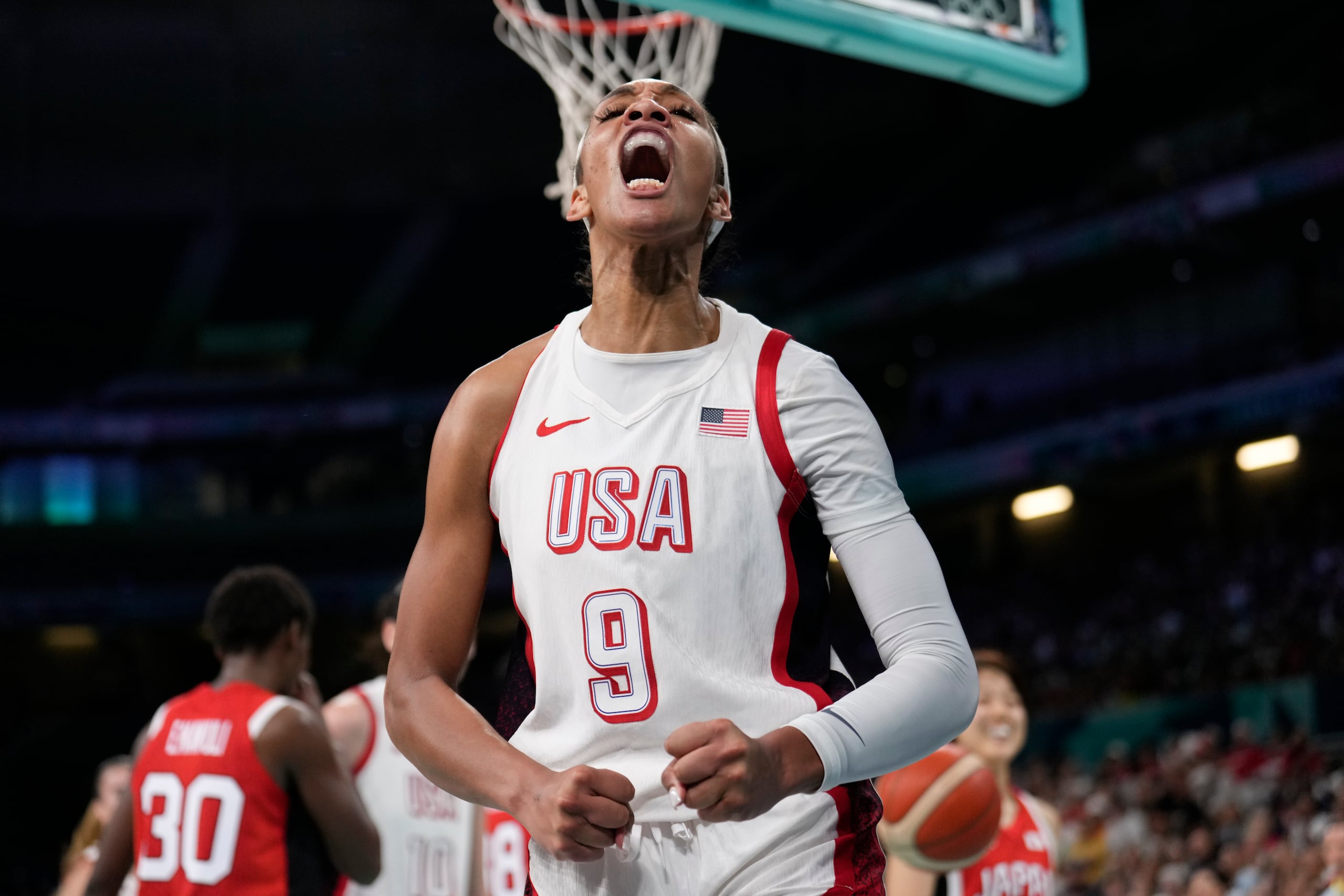 A'ja Wilson, de Estados Unidos, celebra después de anotar en contra de Japón en el baloncesto femenino de los Juegos Olímpicos de 2024, el lunes 24 de julio de 2024, en Villeneuve-d'Ascq, Francia. (AP Foto/Mark J. Terrill)
