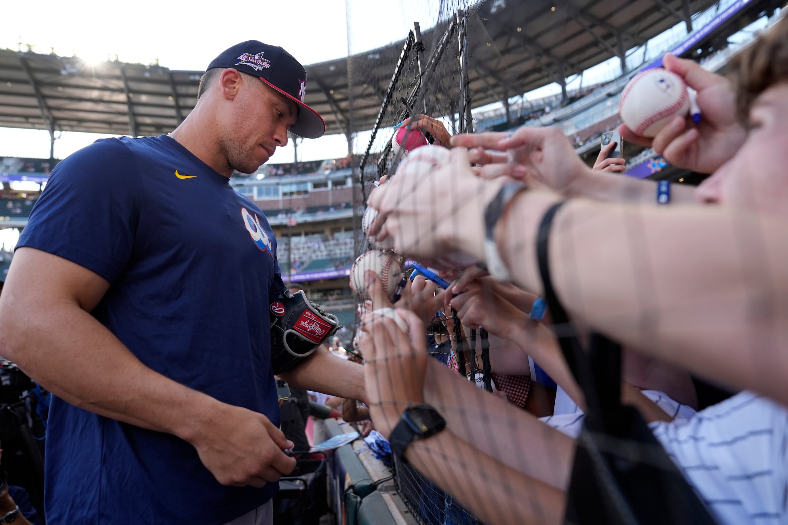 Aaron Judge de los Yankees de Nueva York firma autógrafos durante una práctica de bateo por el Juego de Estrellas de MLB.