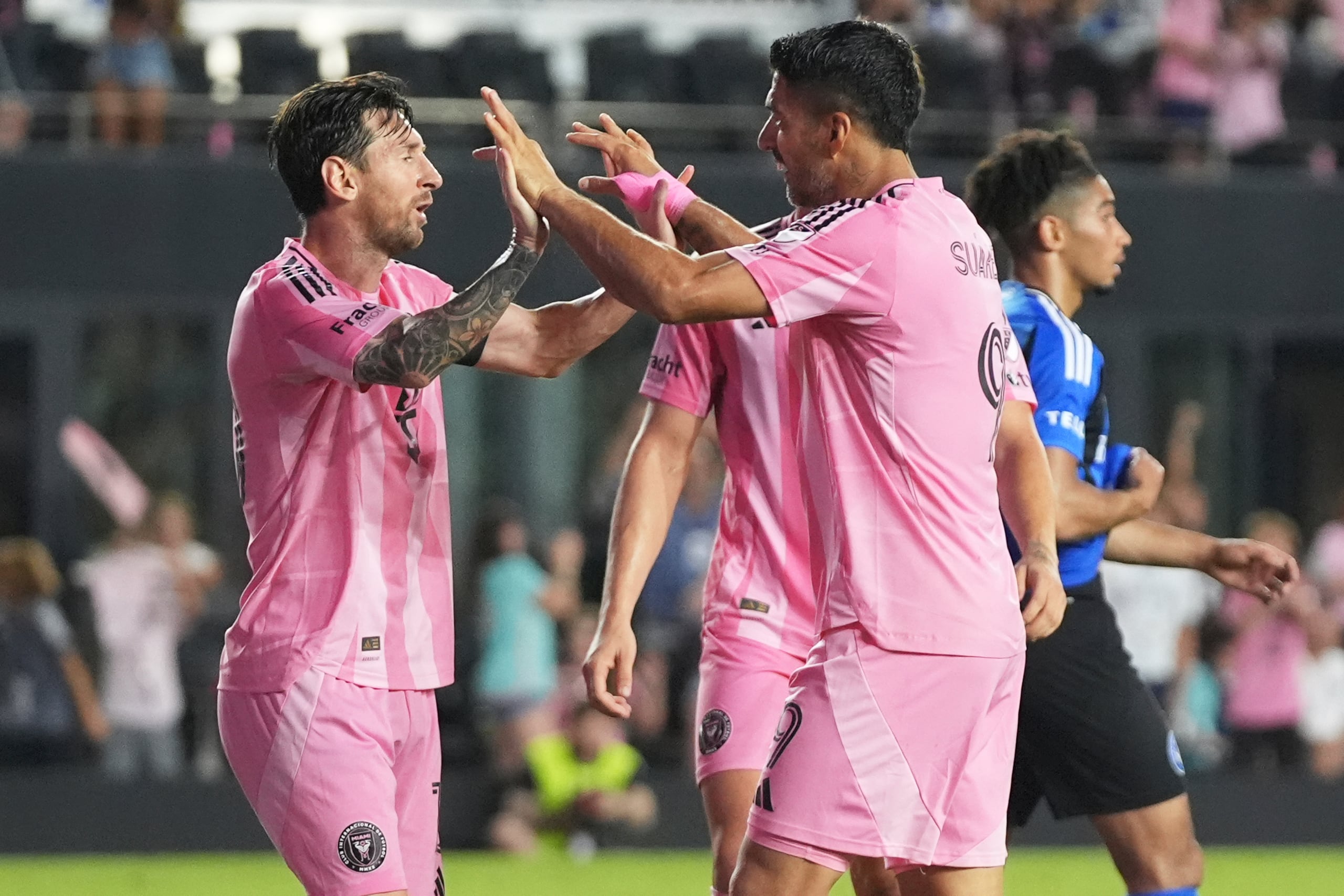 El argentino Lionel Messi felicita al uruguayo Luis Suárez, su compañero del Inter Miami, quien anotó en el partido del miércoles 28 de mayo de 2025, ante Montreal.