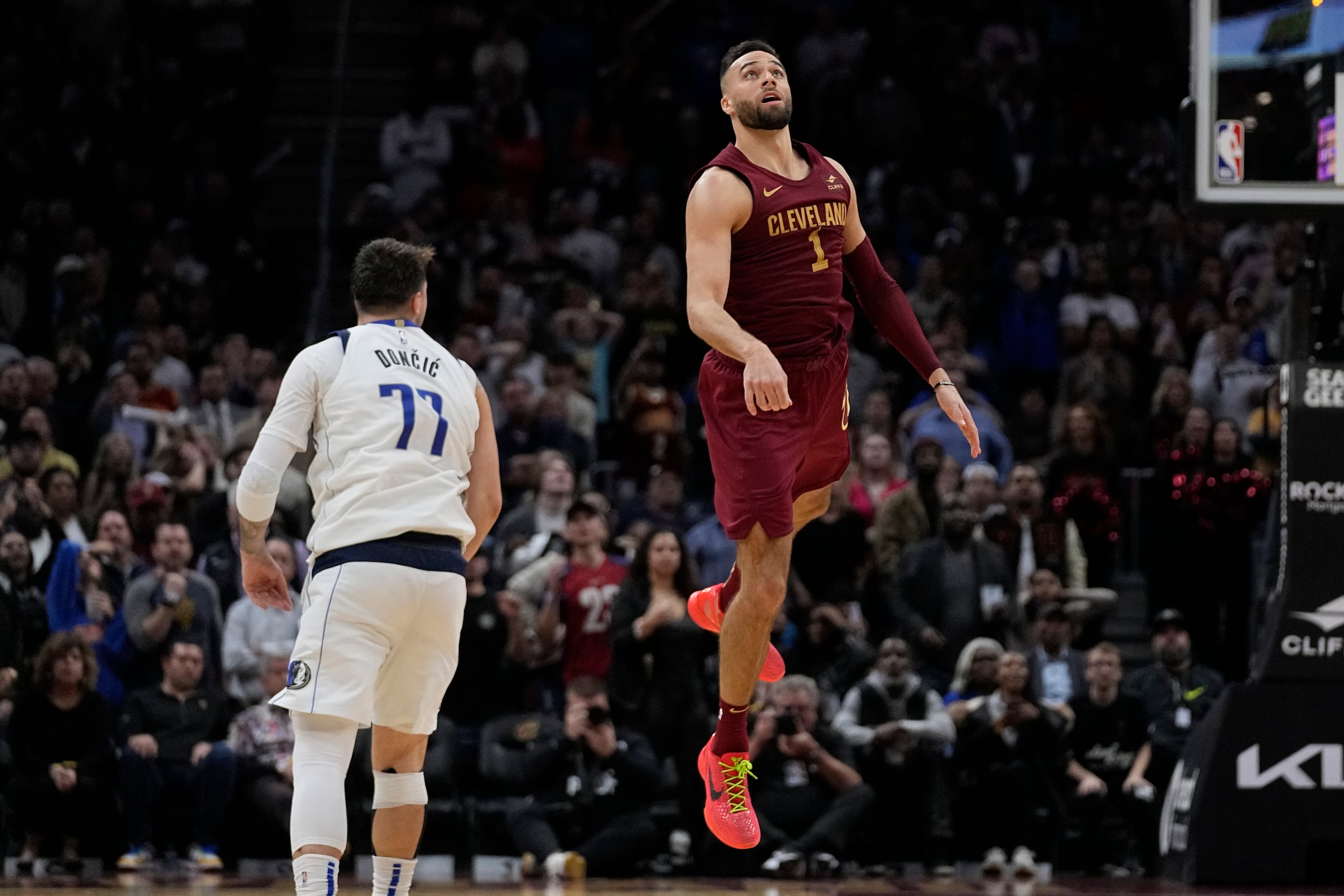 Max Strus, de los Cavaliers de Cleveland, observa el canasto con el que definió el encuentro contra los Mavericks de Dallas.