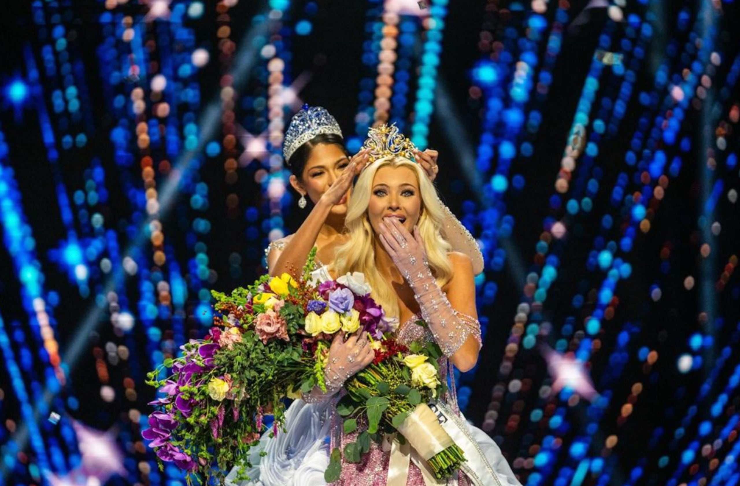 Miss Dinamarca, Victoria Kjaer al recibir la corona de Miss Universe 2024.
