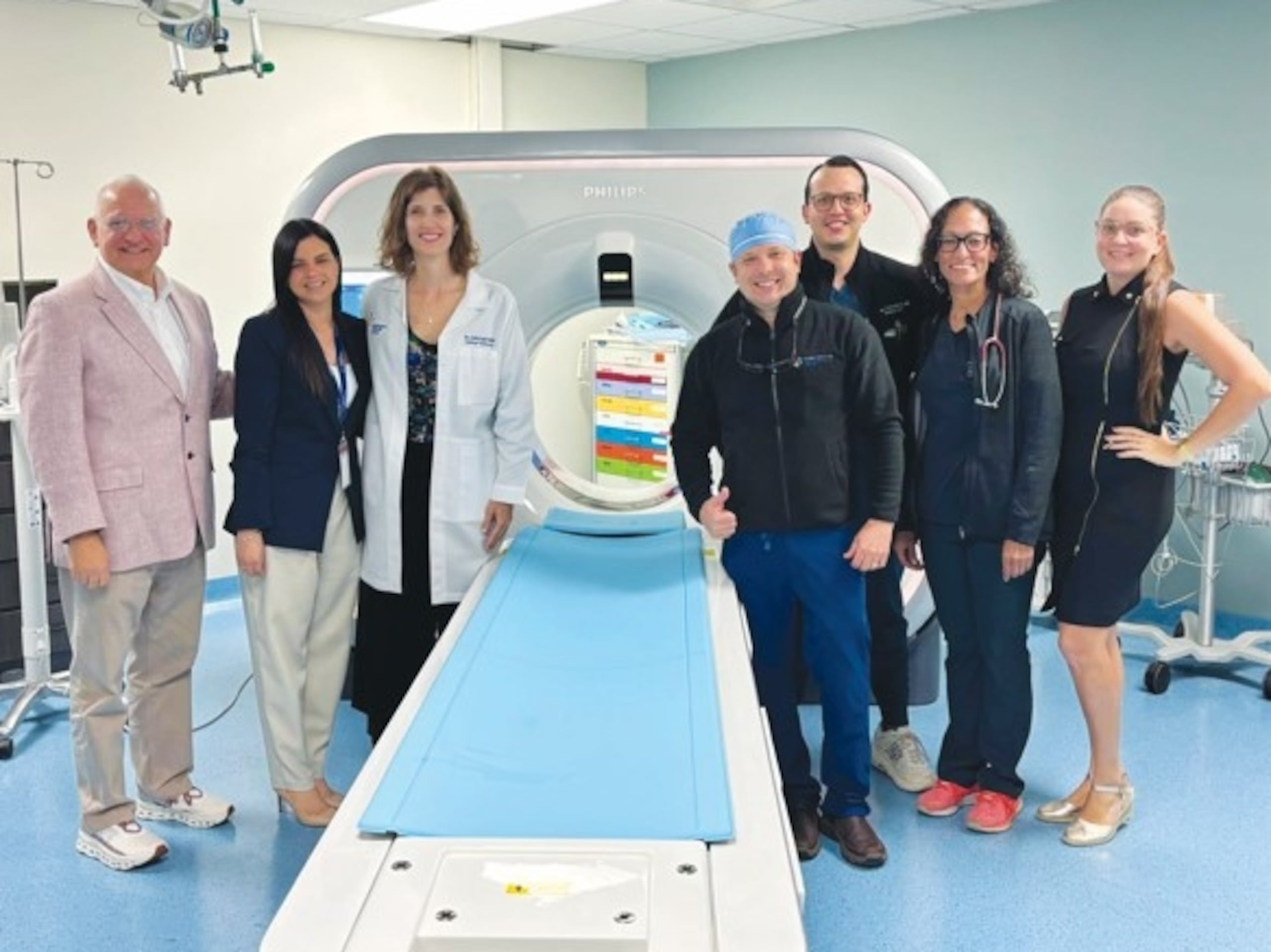 En la foto, desde la izquierda, Jaime Maestre Grau, presidente de Grupo Hospitalario; licenciada Andrea Vargas Acevedo, directora ejecutiva de Mayagüez Medical Center; doctora Camila Saadé Yordán, radióloga cardiotorácica; doctor Héctor Martínez, director de Servicios Cardiovasculares; doctor Brian Torres, Fellow de Cardiología; doctora Paloma Vázquez, médico generalista; y Marangely de León, supervisora de radiología e Imágenes.