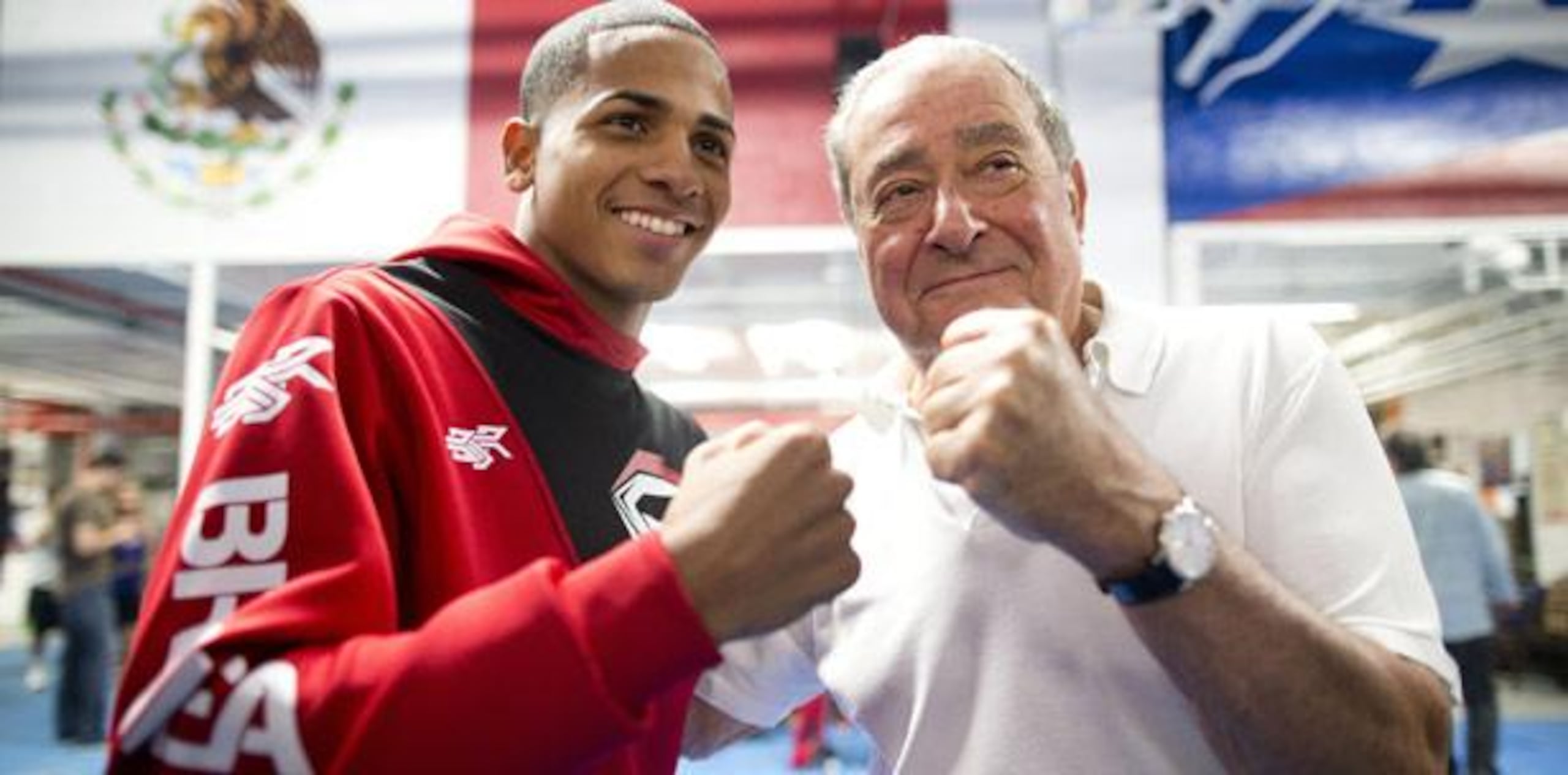Arum, aquí con Félix Verdejo, habla de las lumninarias con las que le tocó trabajar, con la estrella que no firmó, y escoge una pelea con boxeadores de cualquier época. (Archivo)