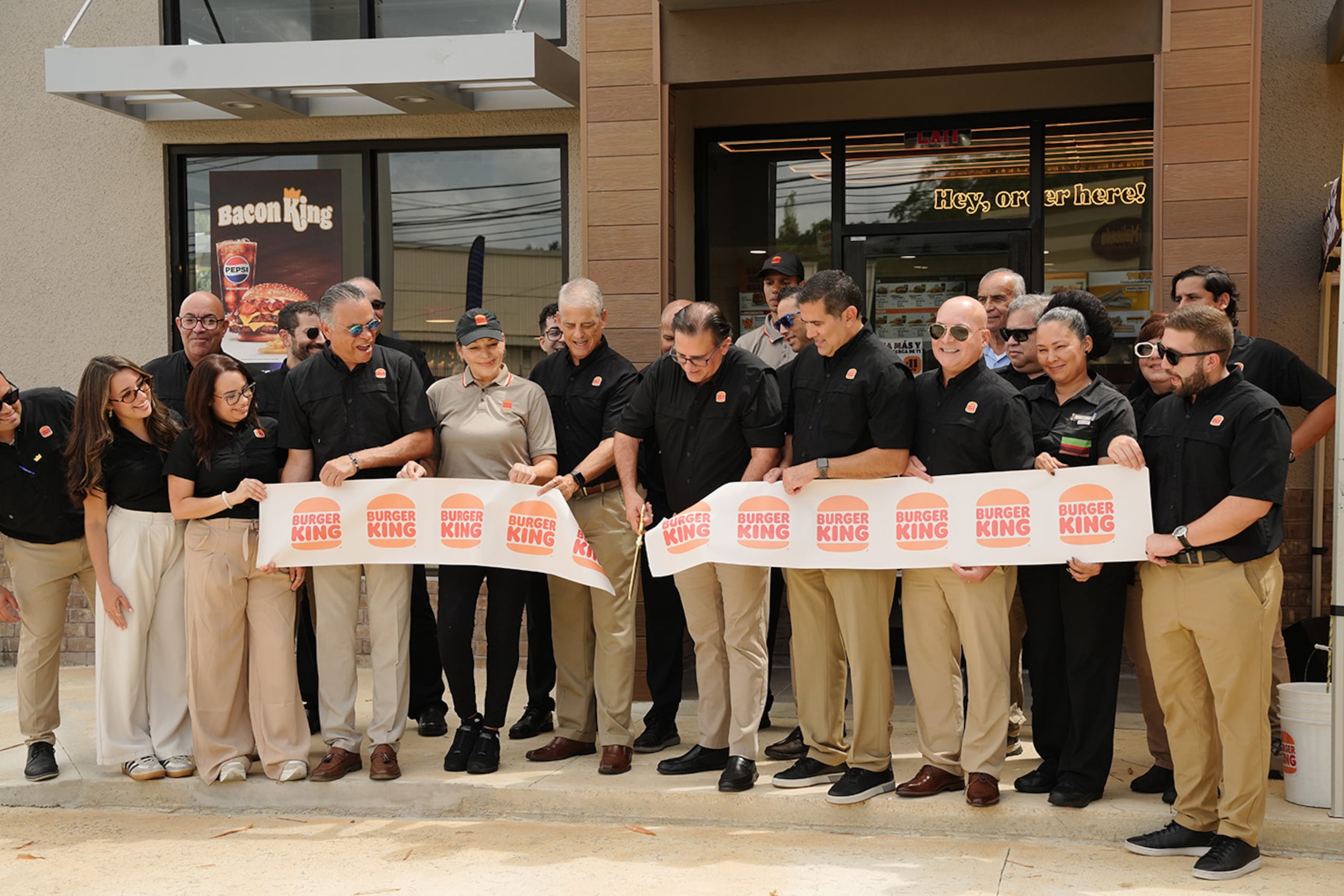 Inauguración del nuevo Burger King ubicado en la carretera PR-1, en Caguas.