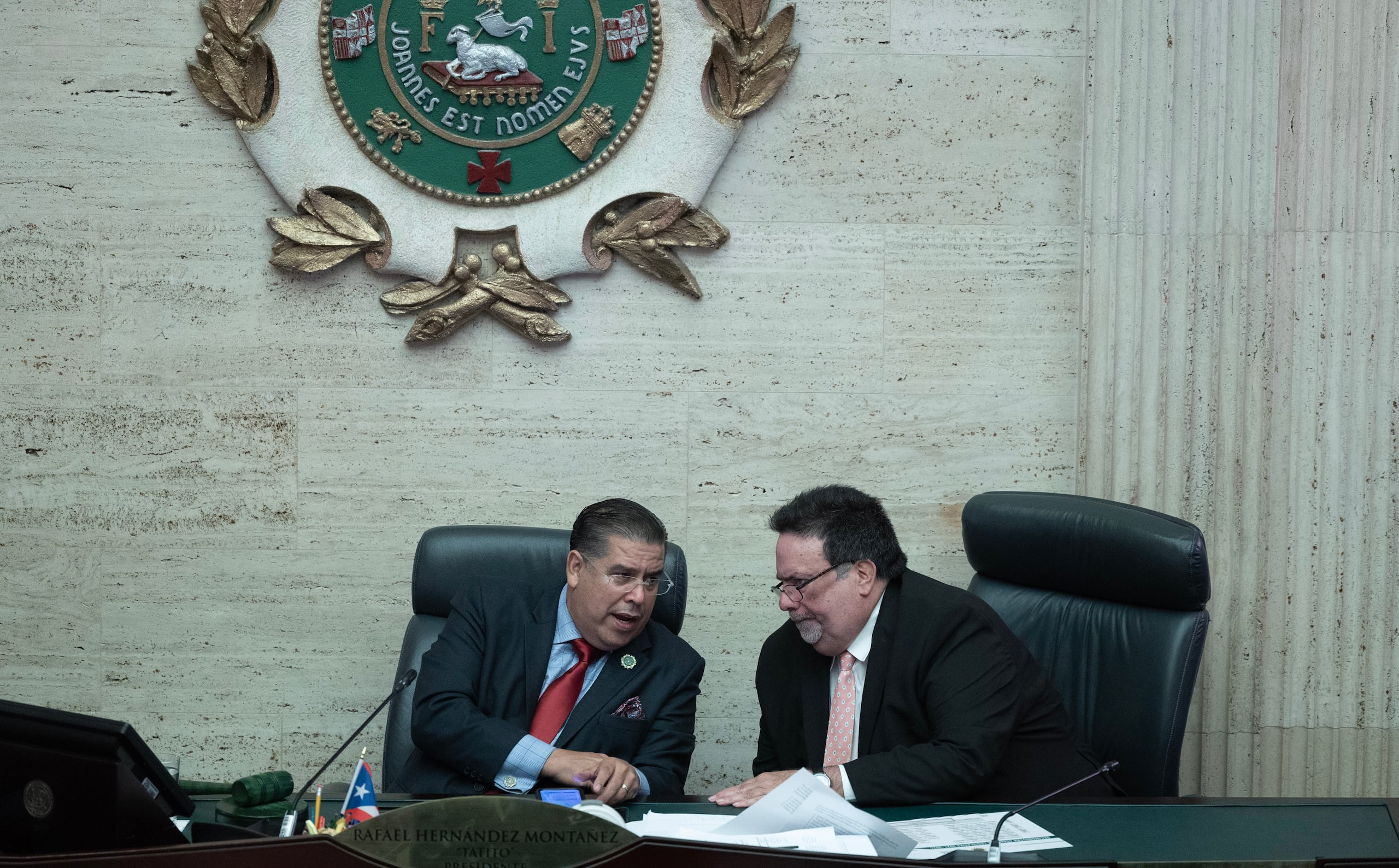 El representante Denis Márquez (a la derecha), aquí conversando con el presidente cameral, Rafael "Tatito" Hernández, catalogó de "innecesaria" la ley que dio paso a la creación de la Delegación Congresional.