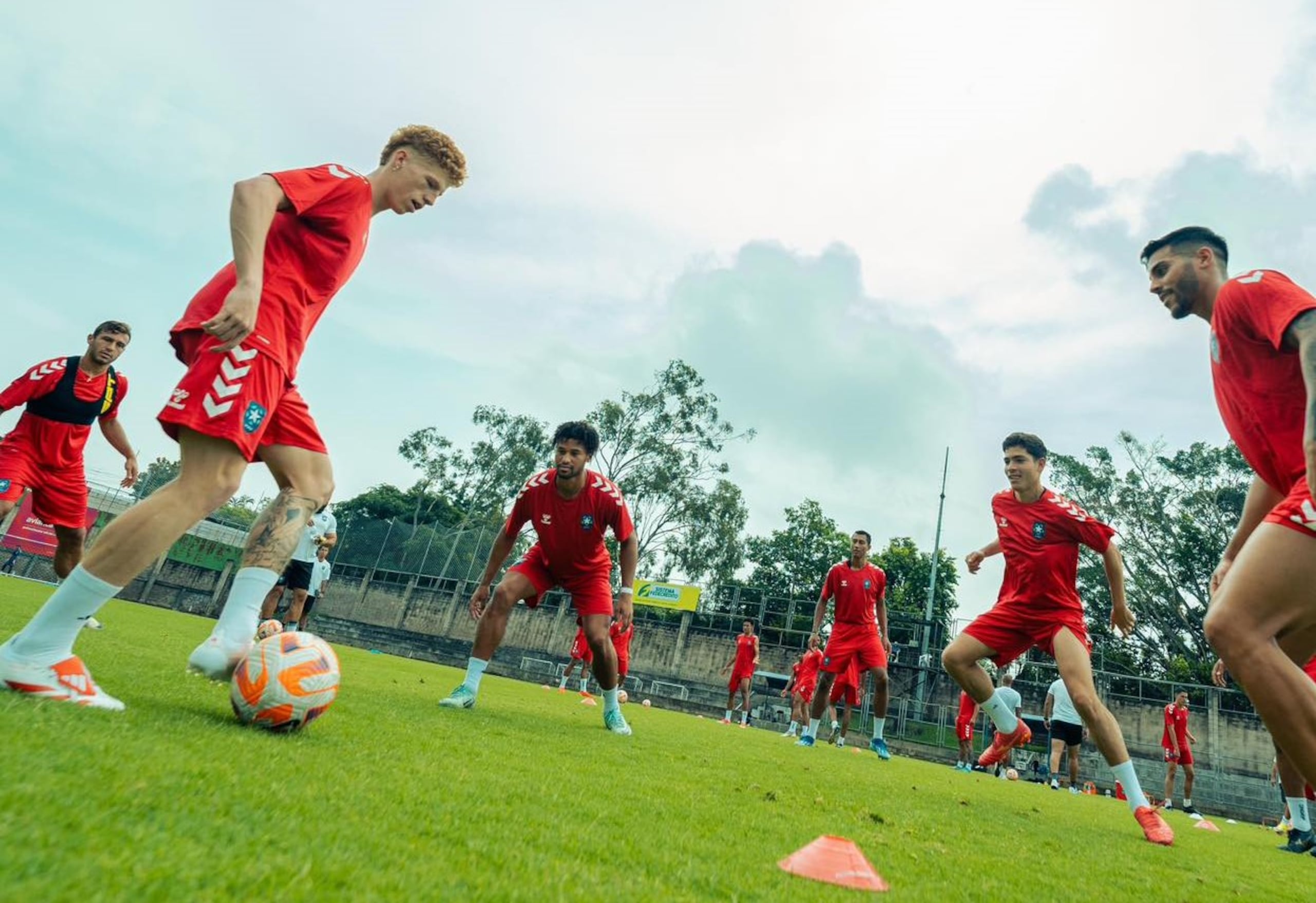 Jeremy de León, a la izquierda, completa un rondo durante un entrenamiento de la Selección Nacional de fútbol.