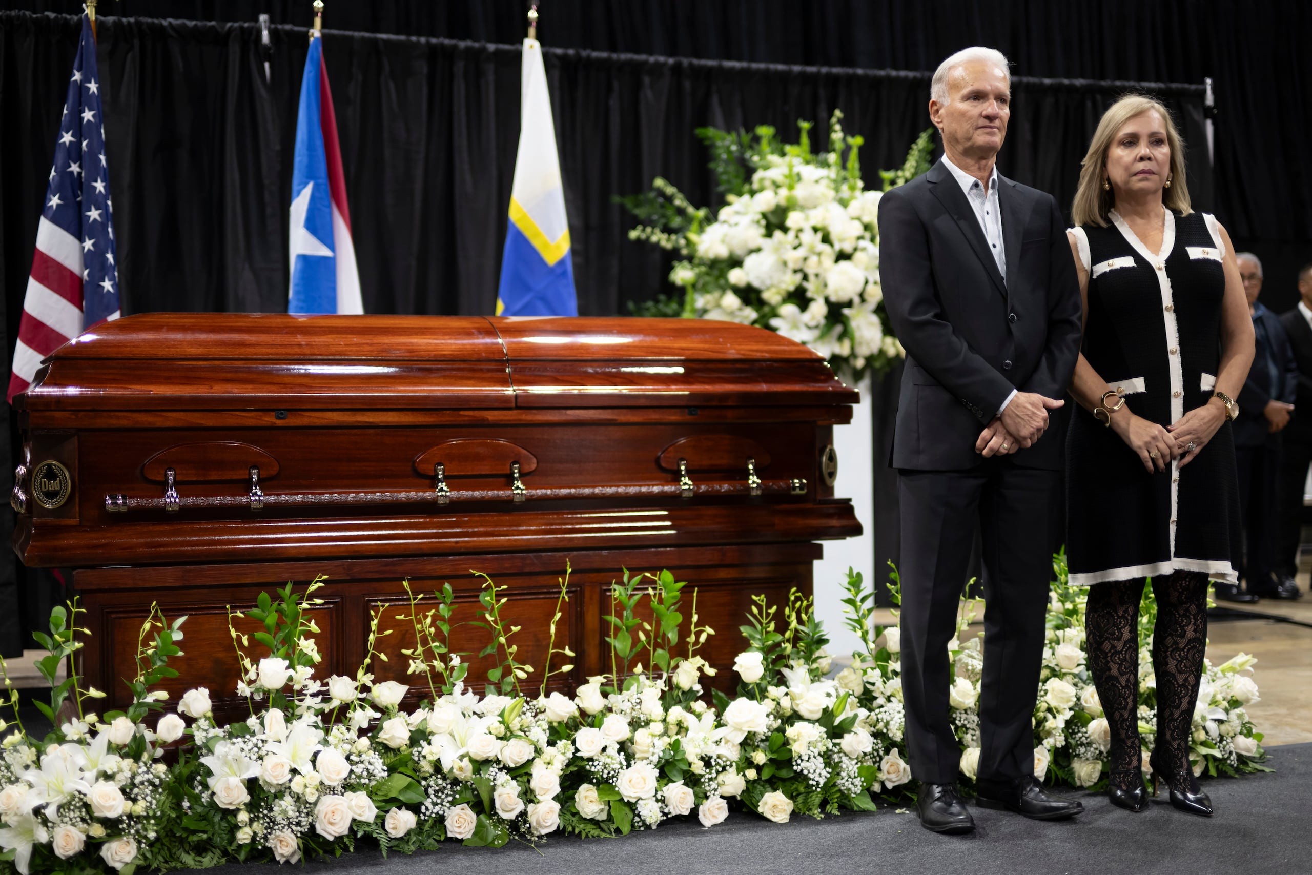 El actual alcalde de Bayamón e hijo del difunto, Ramón Luis Rivera Cruz, junto a su esposa Narel Waleska Colón, durante el funeral. FOTO POR: Carlos Rivera Giusti/GFR Media