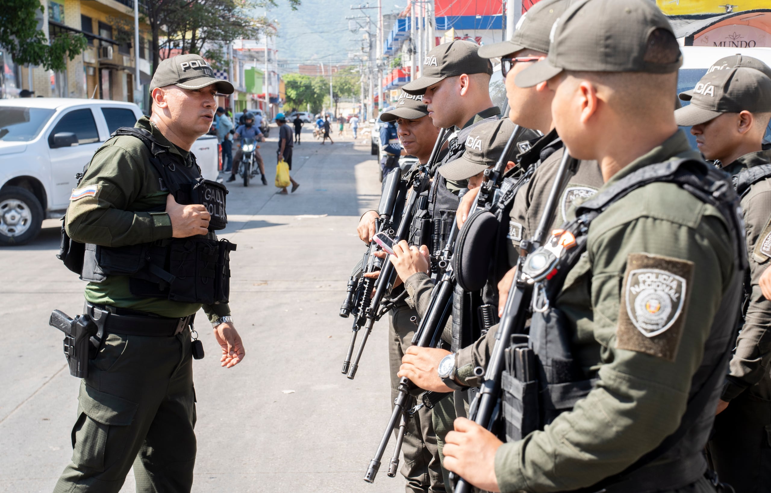Agentes de la Policía de Colombia fueron captados este 23 de septiembre al custodiar un las calles de Santa Marta, tras la violencia desatada por las paramilitares Autodefensas Conquistadoras de la Sierra Nevada (ACSN), en la capital del departamento del Magdalena (Colombia). EFE/Jhon Carlos Araujo