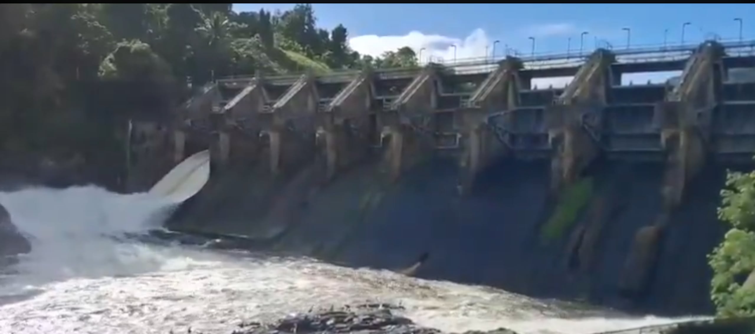 Abren compuerta del Embalse Carraízo este domingo.