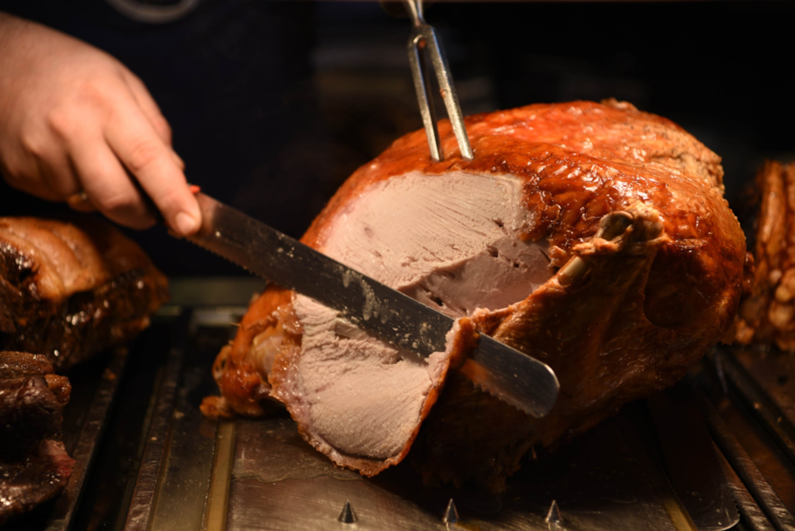 Cuando esté, déjalo reposar y evita cortarlo enseguida al sacarlo del horno.