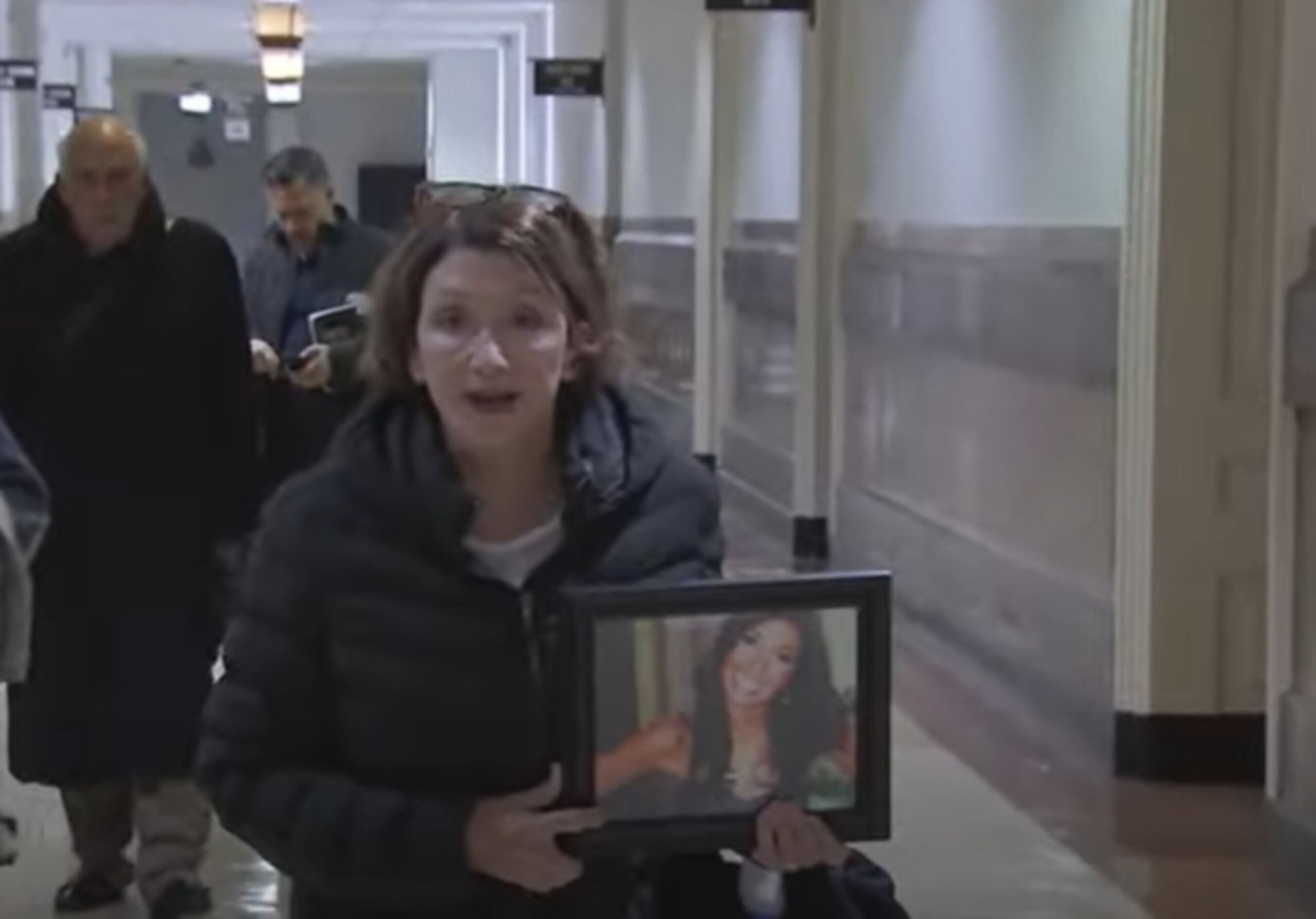 Madre de Ellen Greenberg sostiene su foto en el tribunal.
