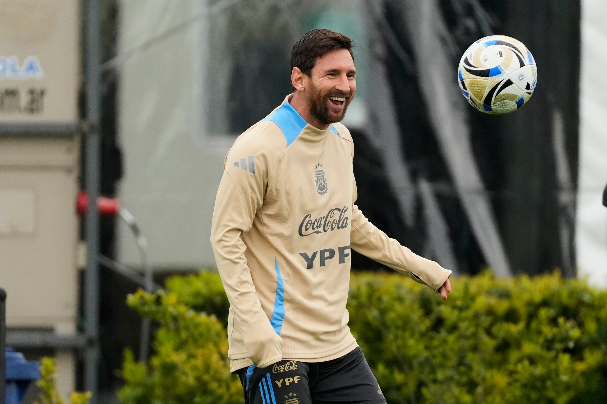 Lionel Messi sonríe durante una práctica de Argentina de cara al partido contra Venezuela por las eliminatorias para el Mundial 2026.