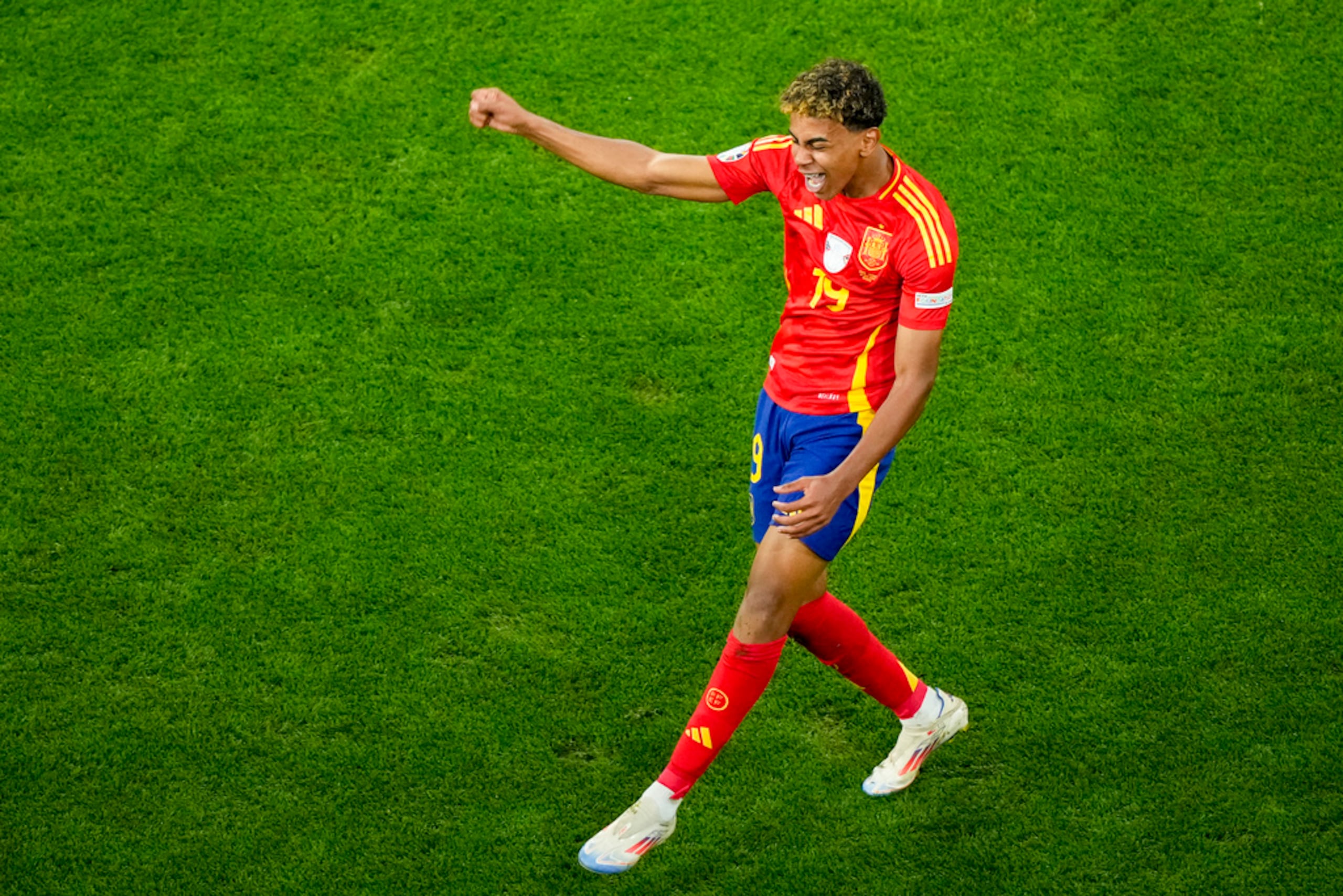 Lamine Yamal reacciona tras anotar el primer gol de España en la victoria 2-1 ante Francia en la semifinal de la Eurocopa.