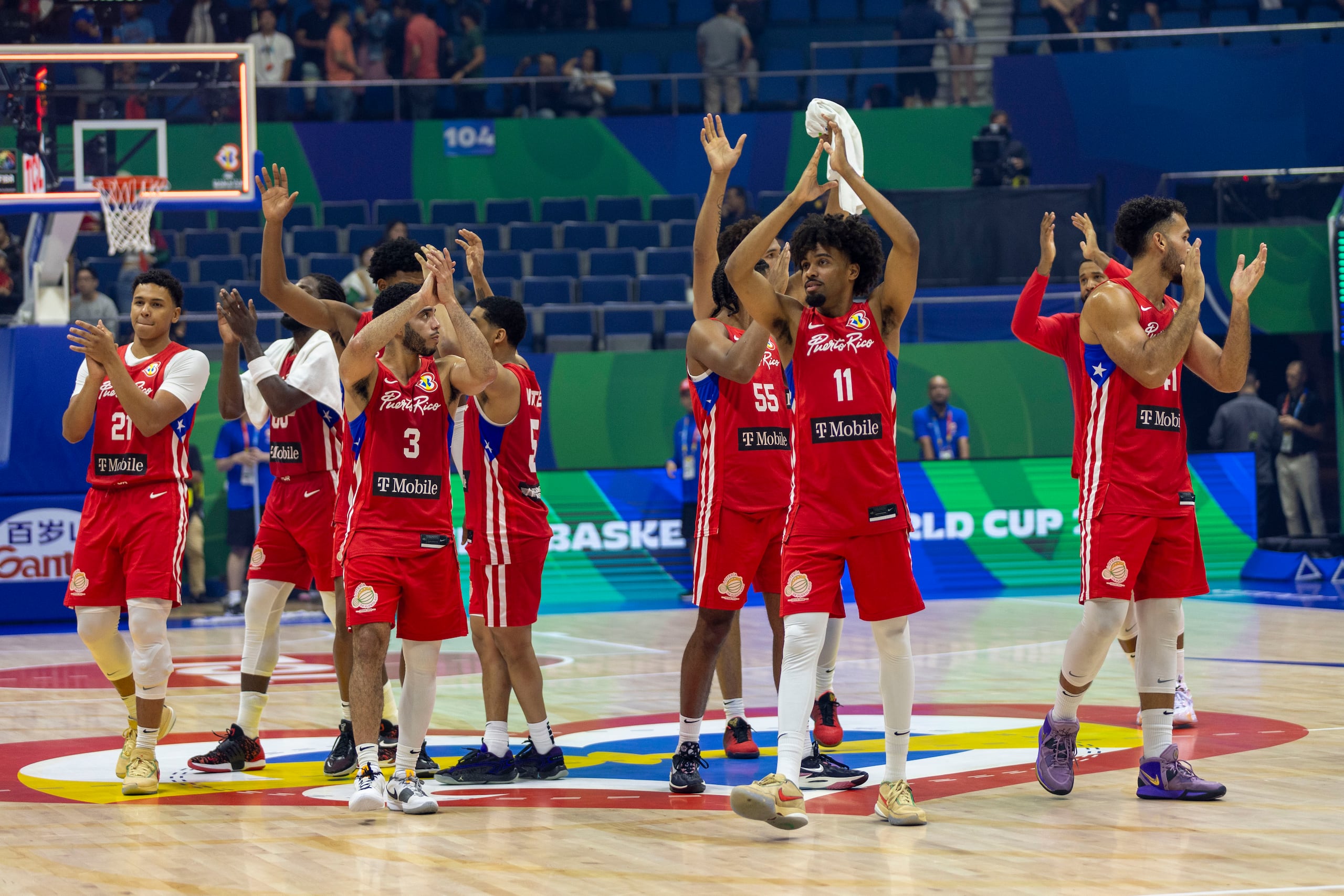 Jugadores del Equipo Nacional celebran la victoria sobre China que los clasifica a la ronda octavos de final del Mundial.