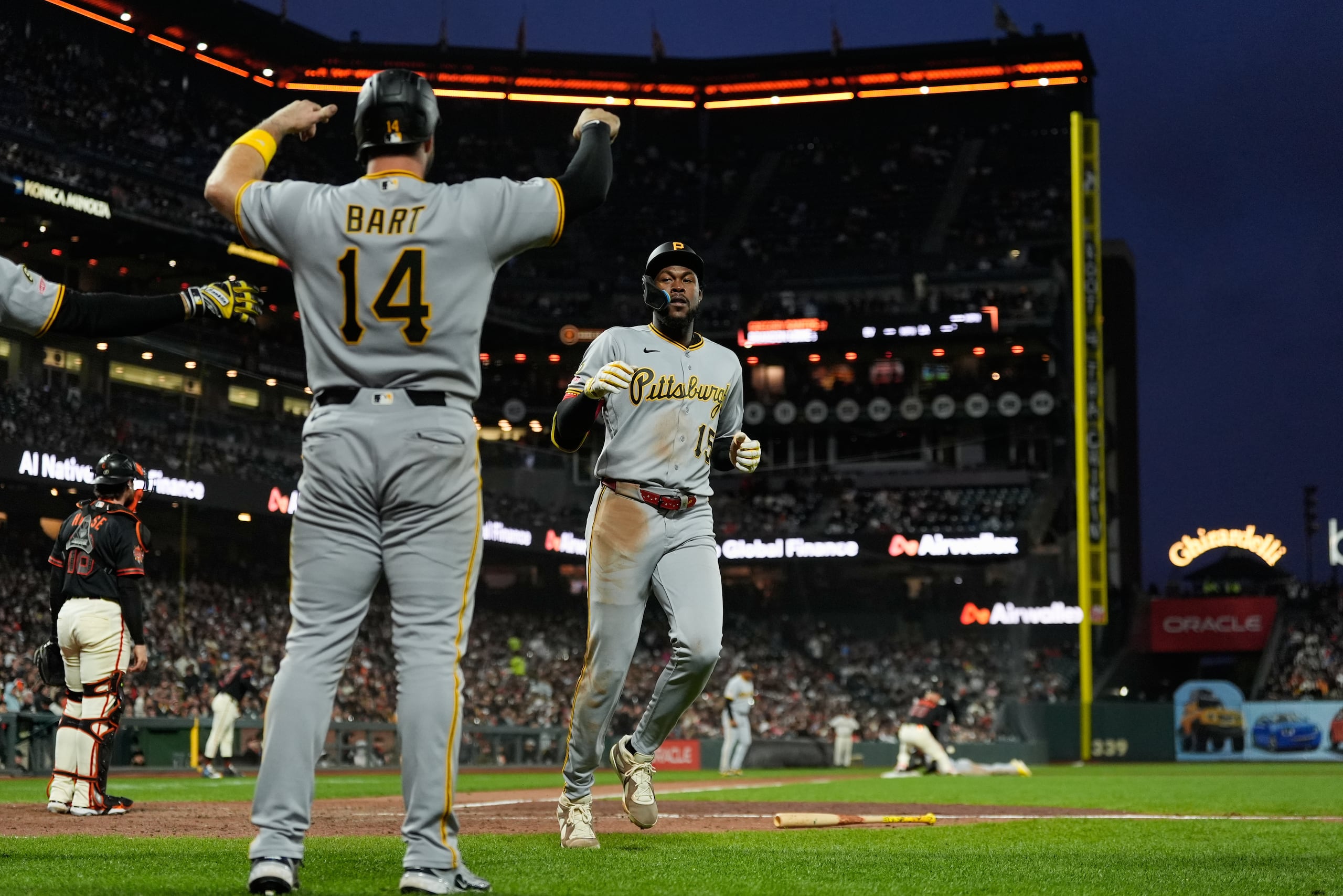 Oneil Cruz (15), de los Pirates de Pittsburgh, anota contra los Giants de San Francisco tras un triple de Brandon Lowe durante la séptima entrada de un partido de béisbol, el sábado 9 de mayo de 2026, en San Francisco. (Foto AP/Godofredo A. Vásquez)