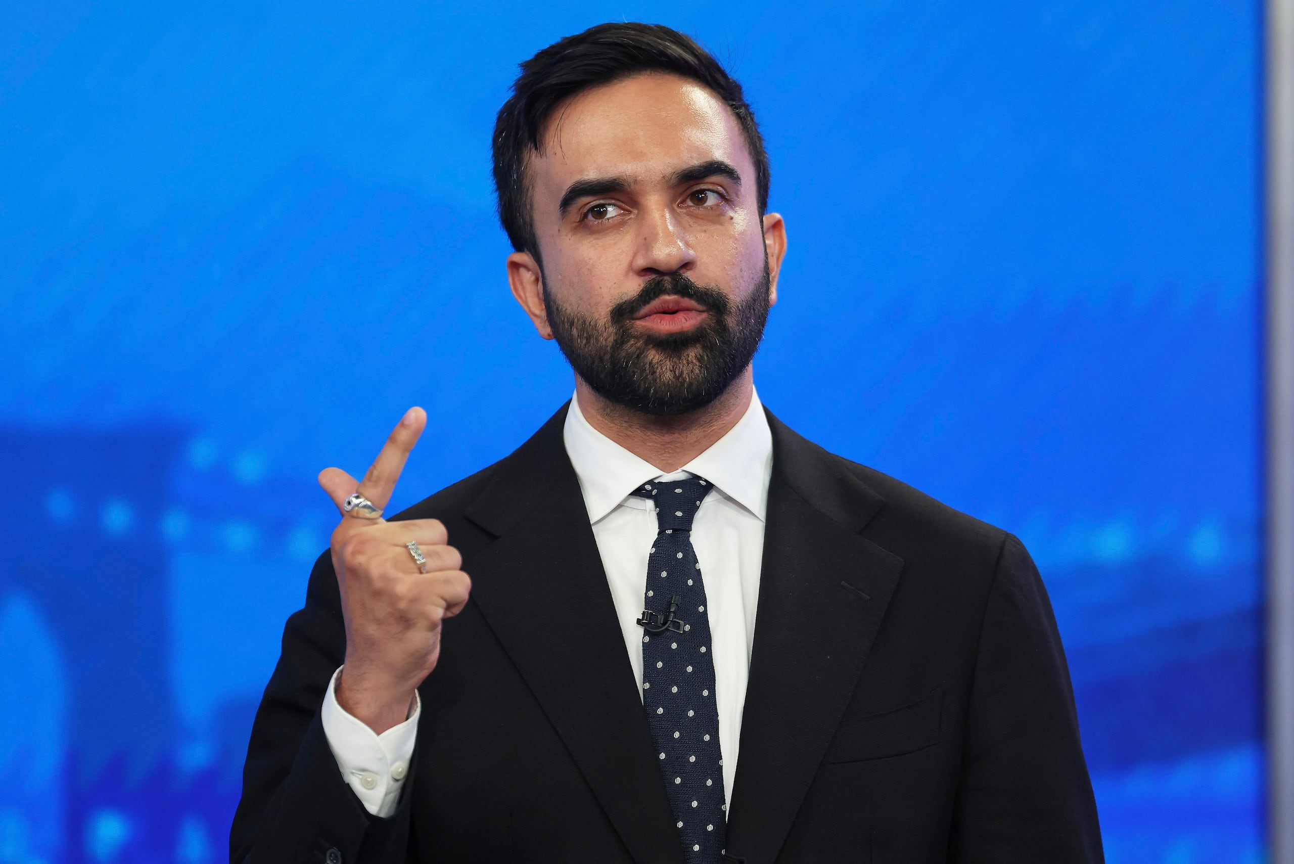 Mamdani ha utilizado videos de campaña llamativos —muchos de ellos con referencias a Bollywood y su ascendencia india— para ayudar a promover su candidatura entre los votantes fuera de su porción de Queens.