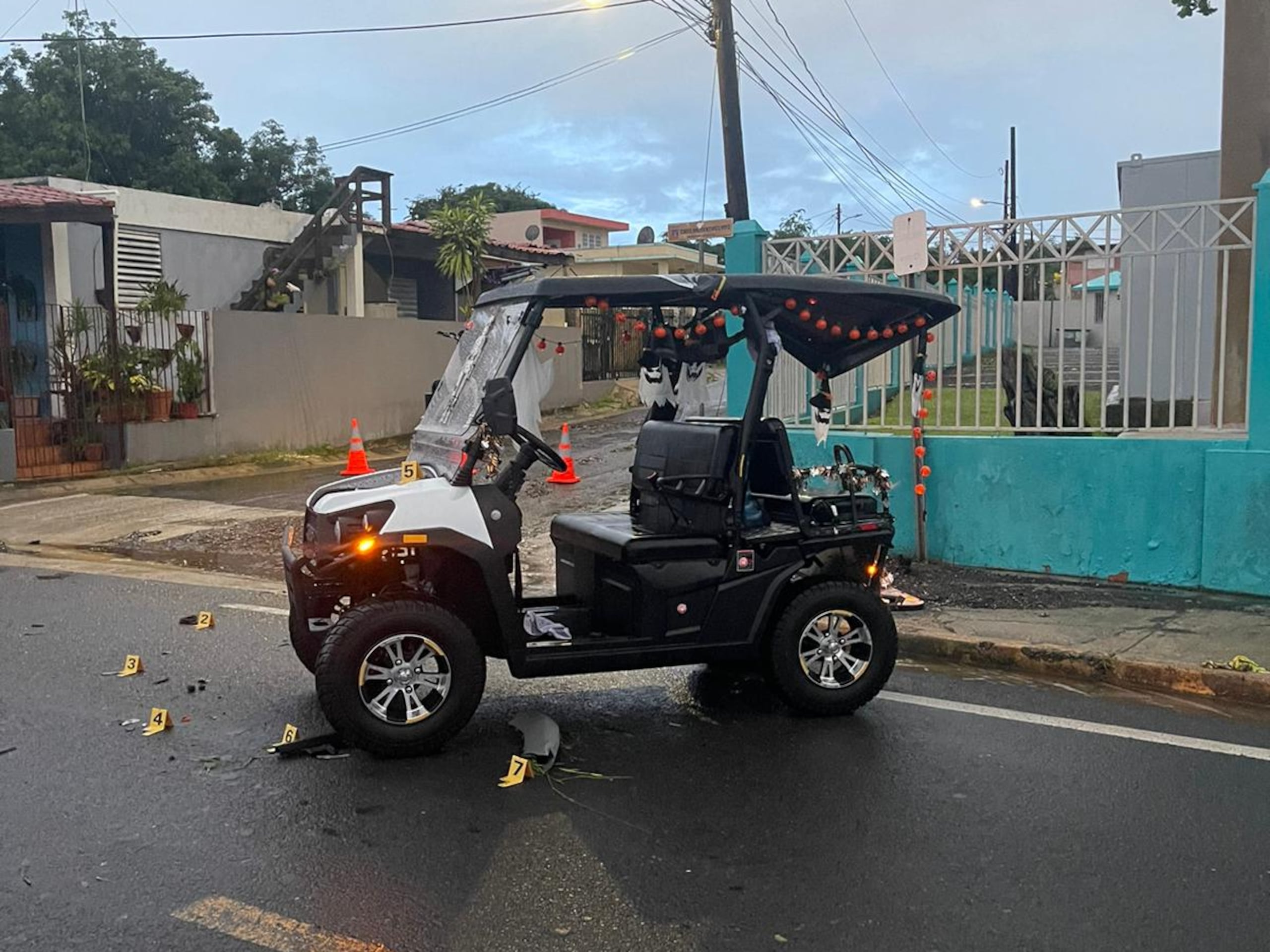 La mujer viajaba en la parte trasera del carro de golf cuando fueron impactados por un conductor.