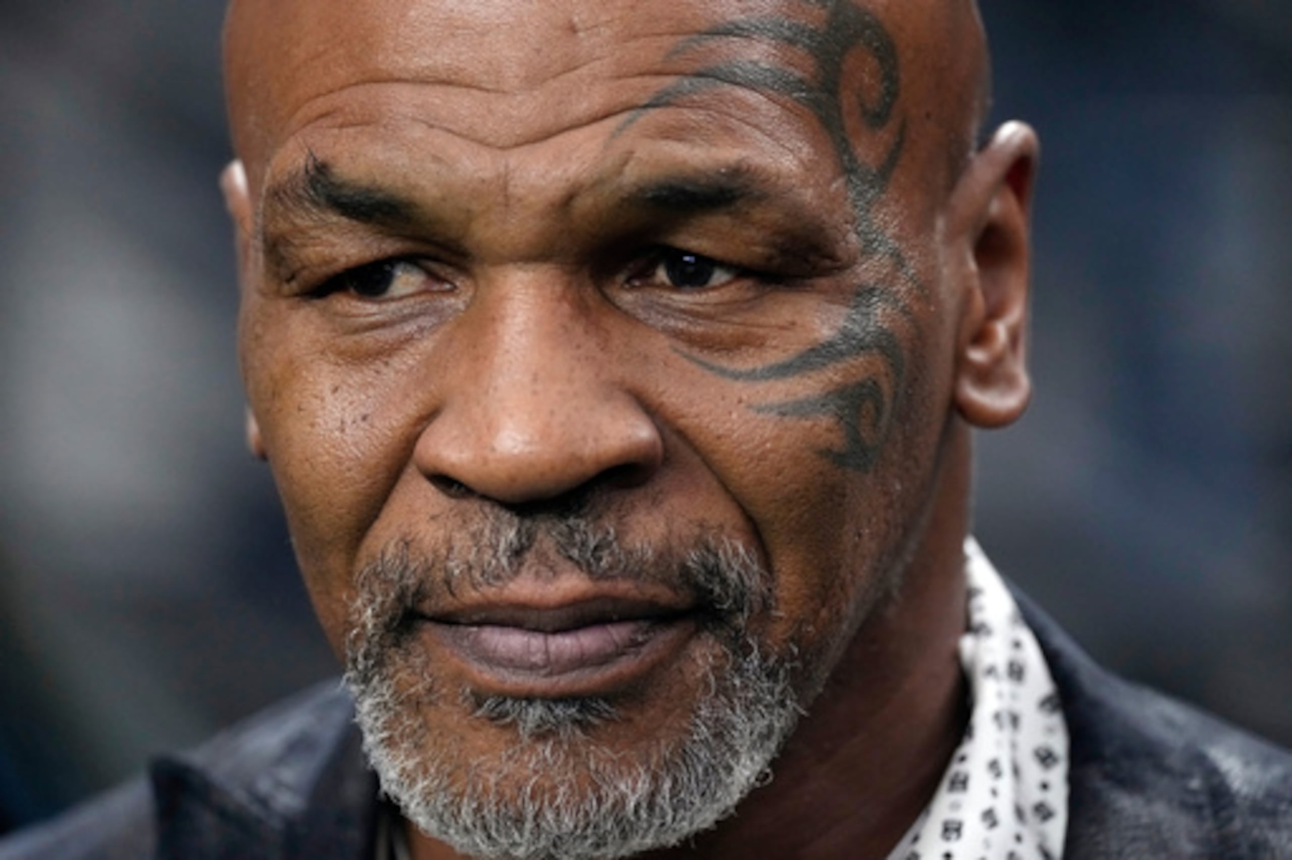 ARCHIVO - El ex campeón de boxeo de los pesos pesados Mike Tyson, de pie en el campo antes de un partido de fútbol americano de la NFL entre los Raiders de Las Vegas y los Acereros de Pittsburgh, 24 de septiembre de 2023, en Las Vegas. (AP Photo/Mark J. Terrill, Archivo)