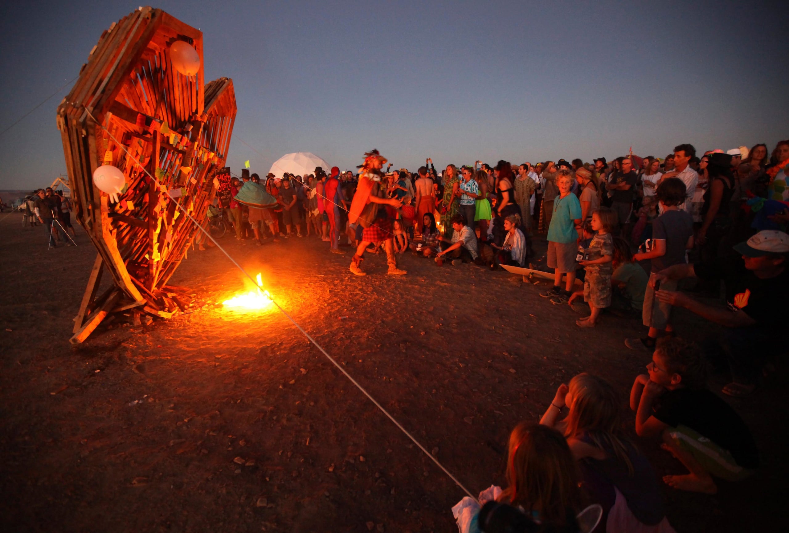 El festival Burning Man atrae a decenas de miles de artistas, músicos y activistas cada año para una mezcla de campamento en la naturaleza y actuaciones vanguardistas.